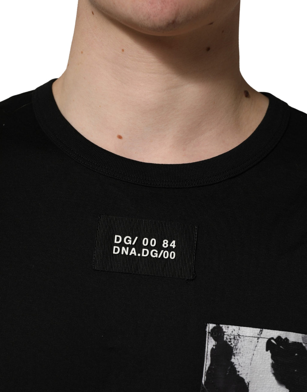 T-shirt oversize noir camouflage avec poche de la marque Dolce & Gabbana, tissu doux et style décontracté pour homme.