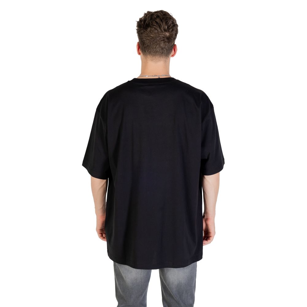 T-shirt en coton noir de la marque Versace Jeans, coupe classique avec logo visible sur la poitrine.