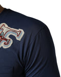 T-shirt en coton bleu marine Dolce & Gabbana à col rond avec motif graphique, porté sur un mannequin.