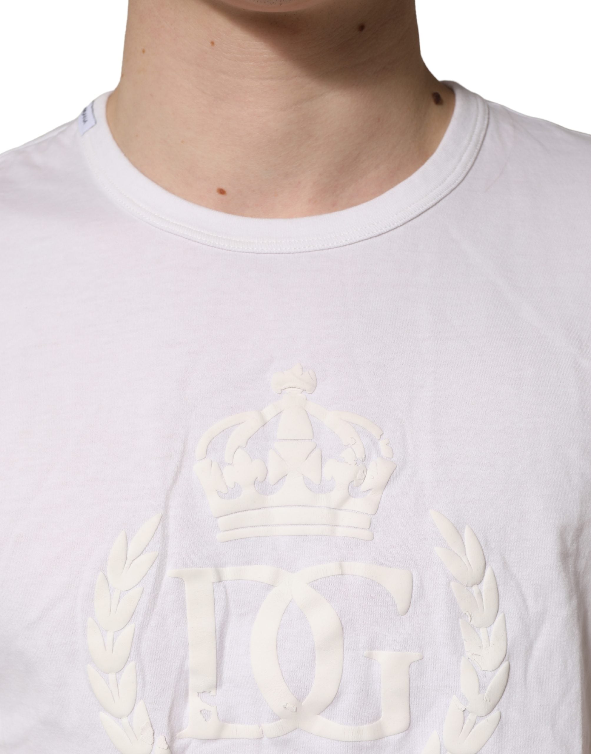 T-shirt blanc en coton Dolce & Gabbana avec logo DG en relief et couronne embossée pour homme.