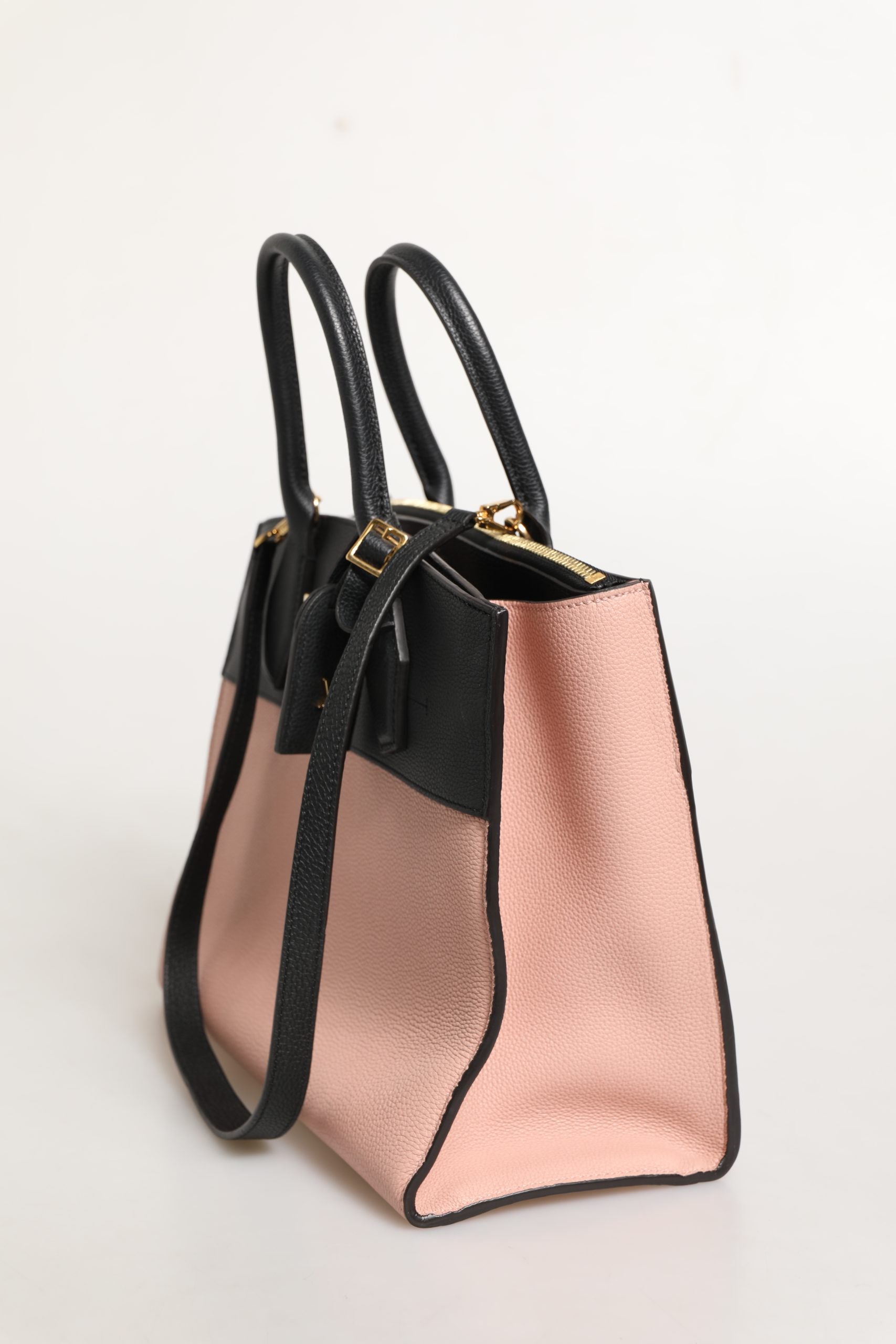 Sac à main Louis Vuitton City Steamer en cuir rose et noir, élégant et spacieux, avec poignées en cuir et fermeture robuste.