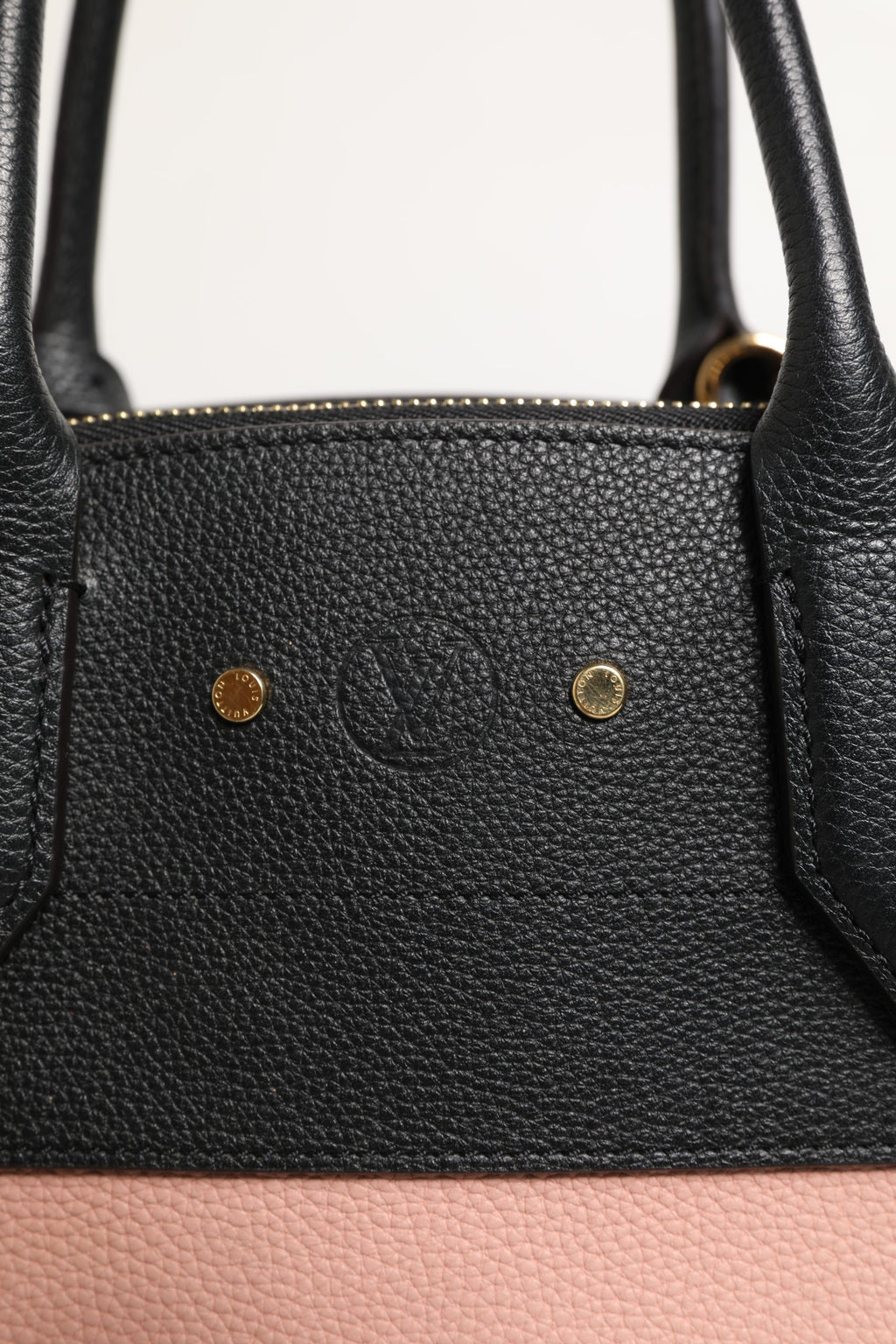 Sac à main Louis Vuitton City Steamer en cuir rose et noir, avec poignée en cuir et design élégant visible sur l'image.