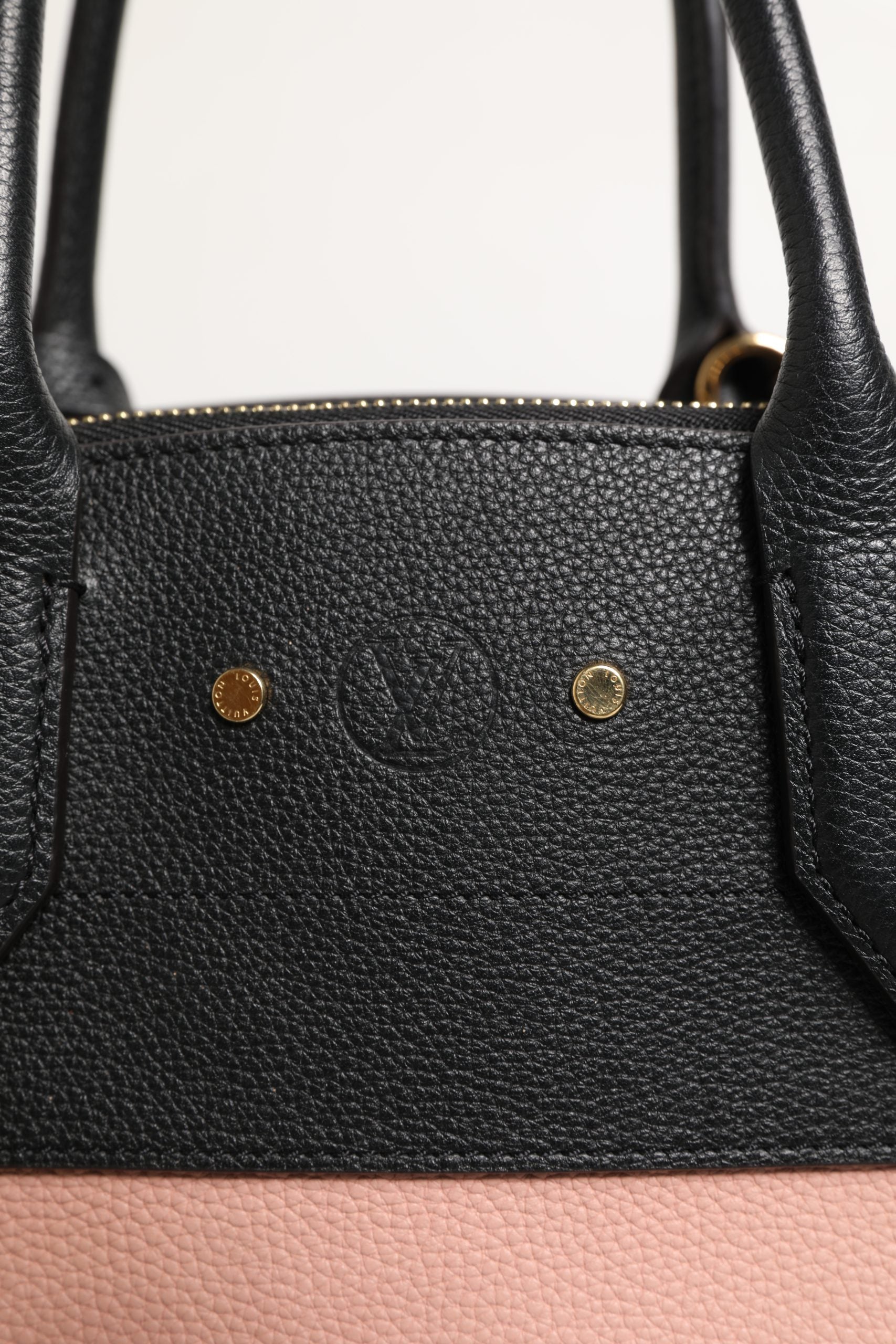 Sac à main Louis Vuitton City Steamer en cuir rose et noir, avec poignée en cuir et design élégant visible sur l'image.