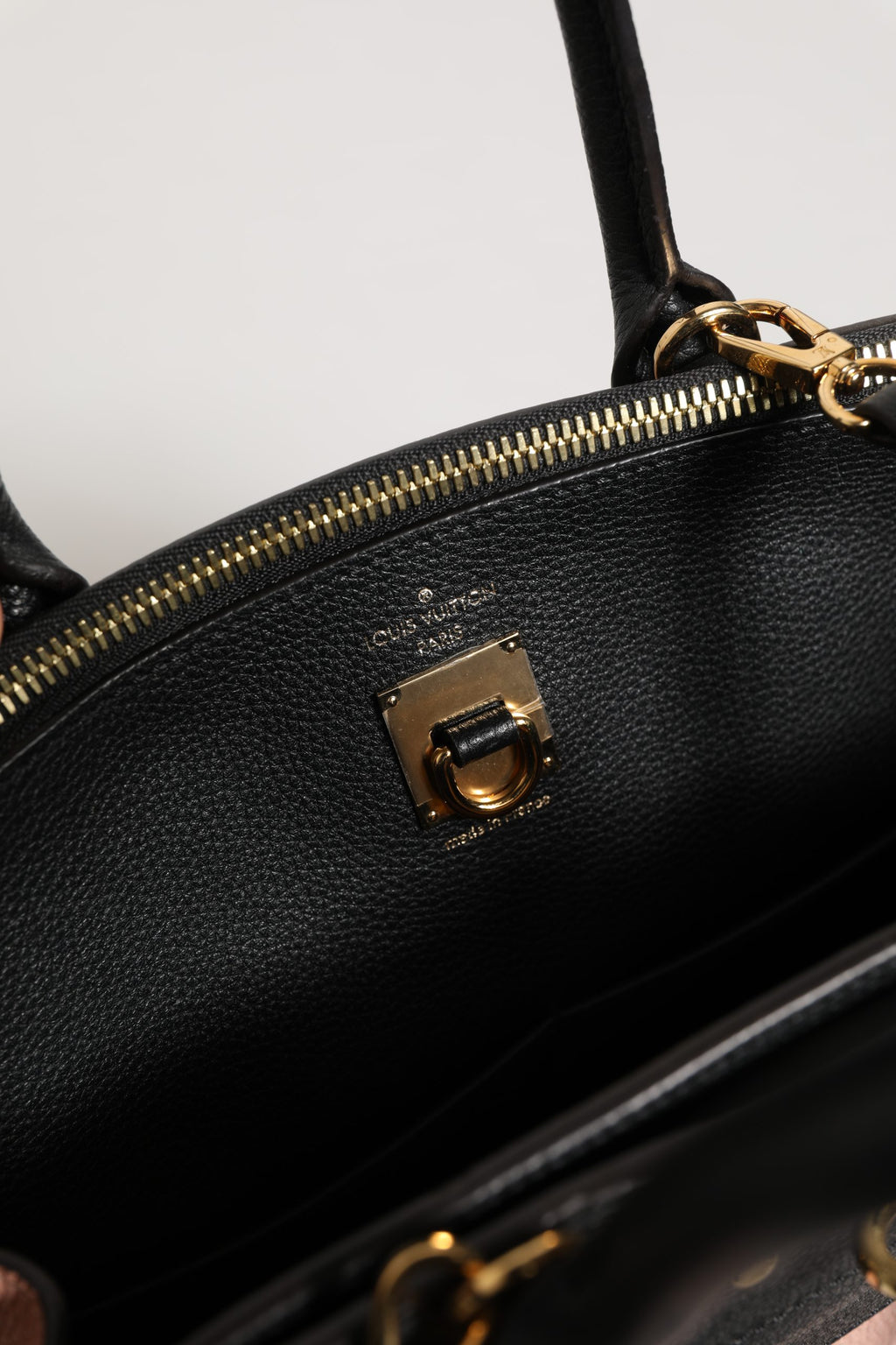 Sac à main Louis Vuitton City Steamer en cuir rose et noir, élégant et sophistiqué, avec poignées et détails en cuir.