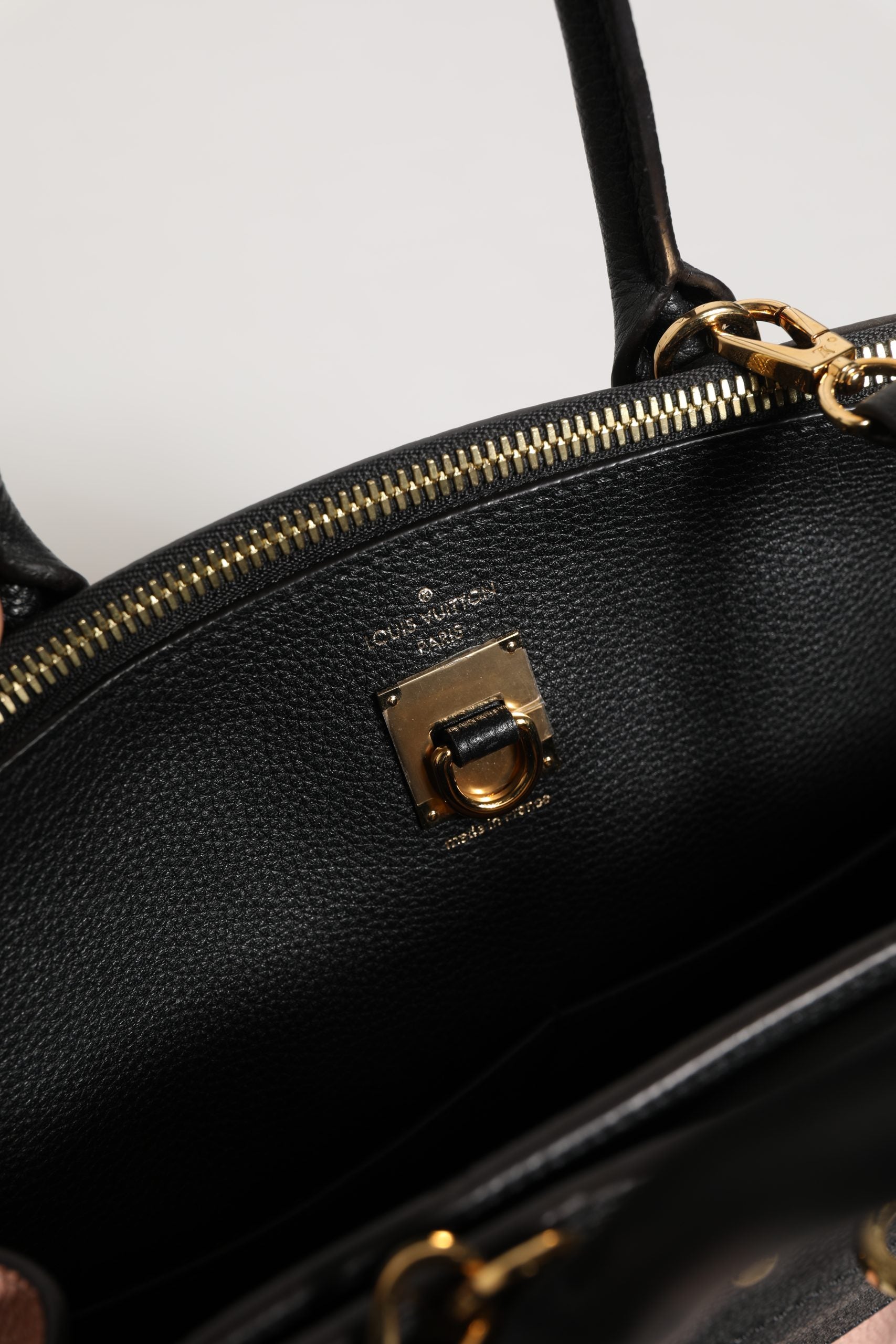 Sac à main Louis Vuitton City Steamer en cuir rose et noir, élégant et sophistiqué, avec poignées et détails en cuir.