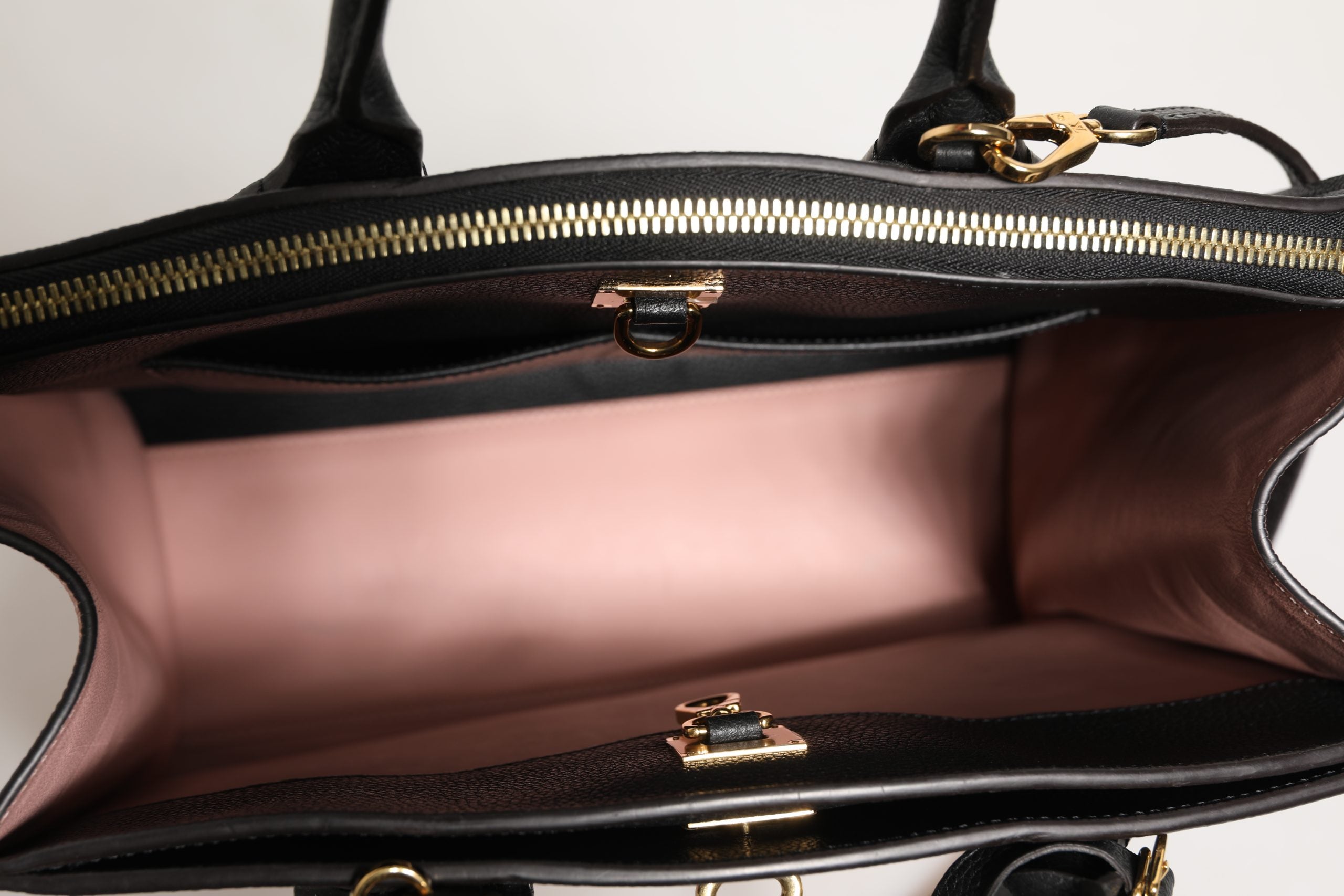 Sac à main Louis Vuitton City Steamer en cuir rose et noir, design élégant avec poignées en cuir et fermeture métallique.