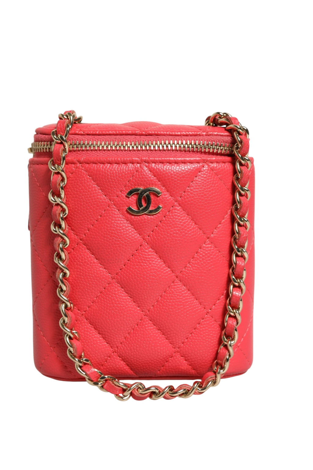 Petite trousse de beauté Chanel Caviar rouge avec motif matelassé vertical, chaîne en métal, style élégant et compact.