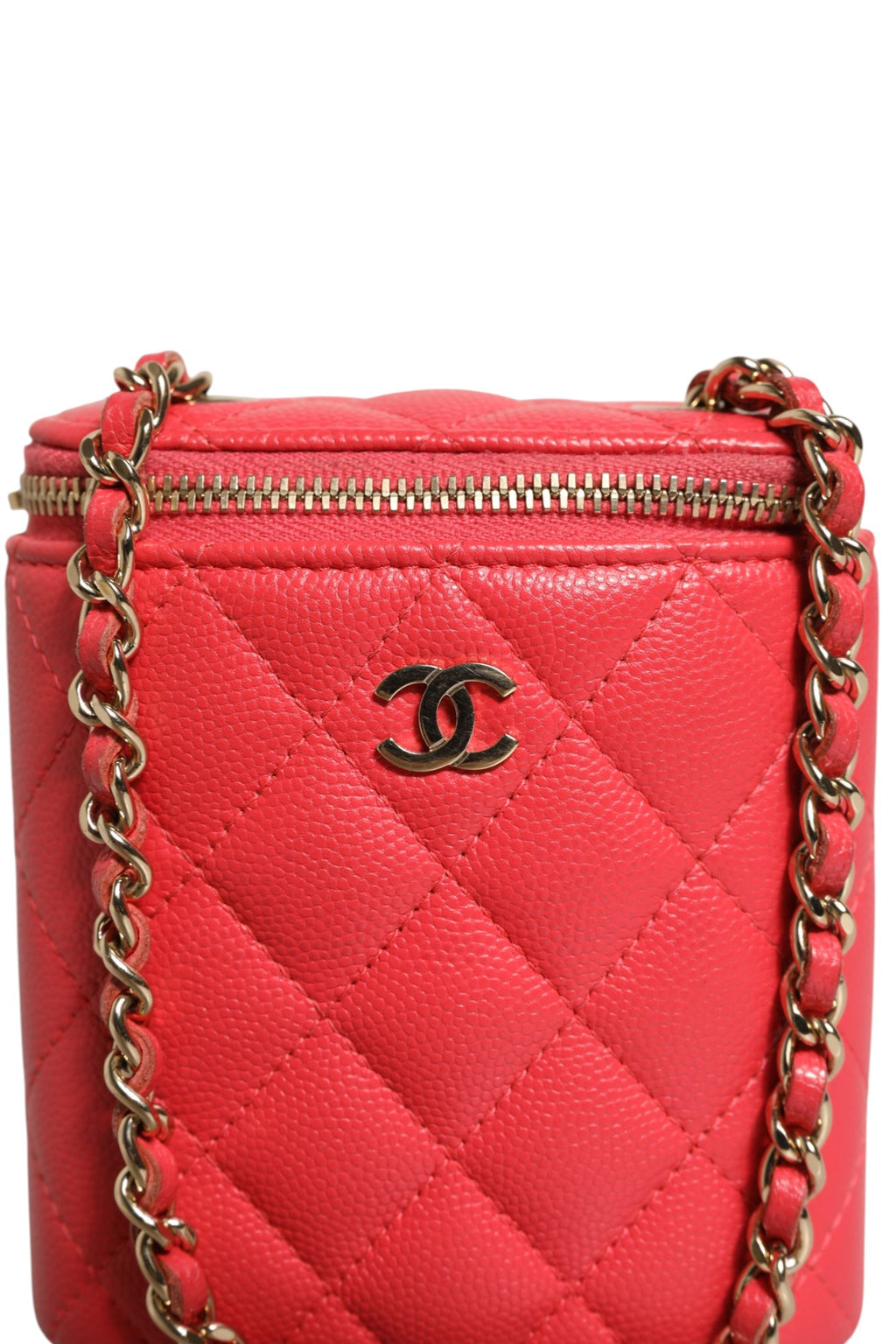 Boîte à maquillage Chanel rouge matelassée Caviar avec chaîne, petit format vertical, design élégant et sophistiqué.