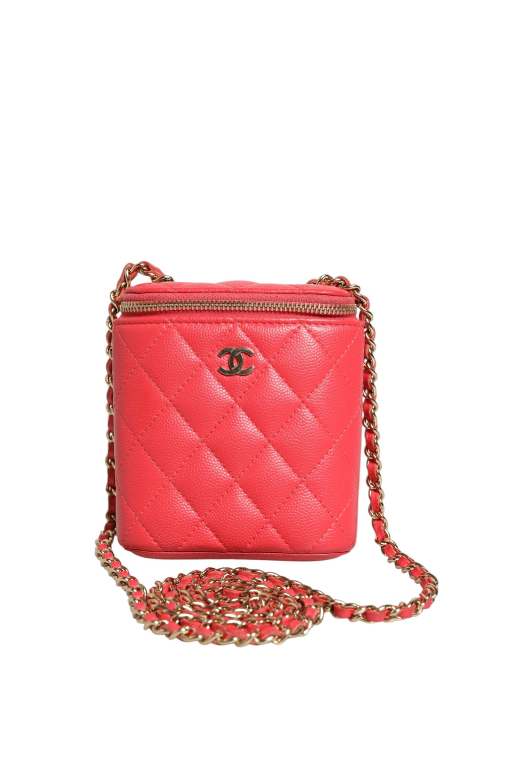 Étui à maquillage Chanel Caviar rouge avec motif matelassé vertical, chaîne dorée, petit et élégant, pour accessoires de beauté.