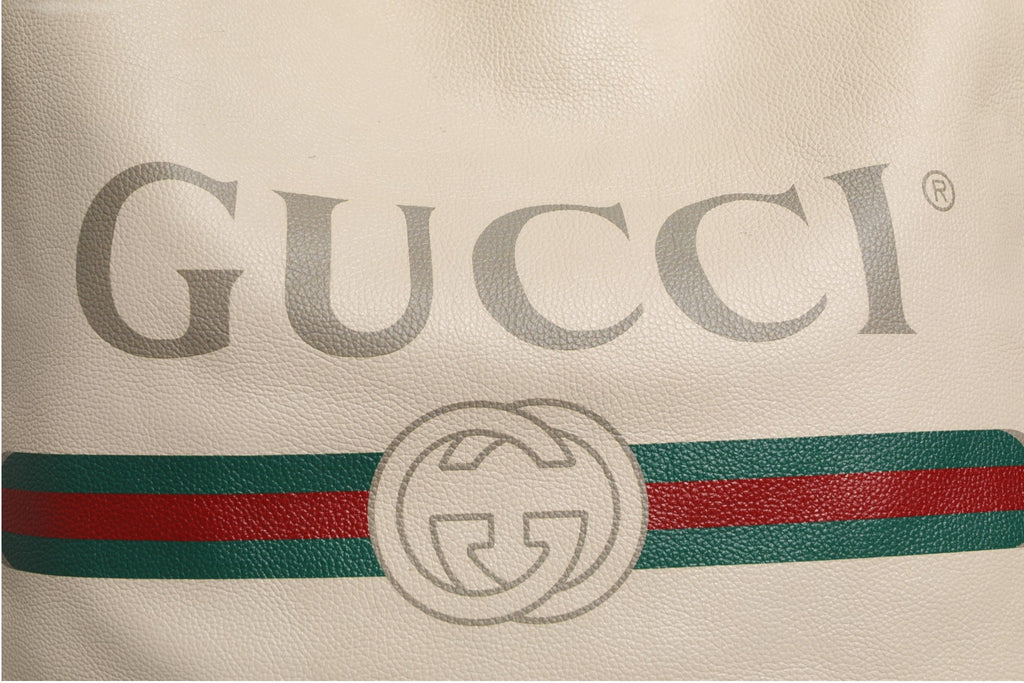 Sac tote Gucci blanc avec logo Sherry et motif Web, en tissu durable et élégant.