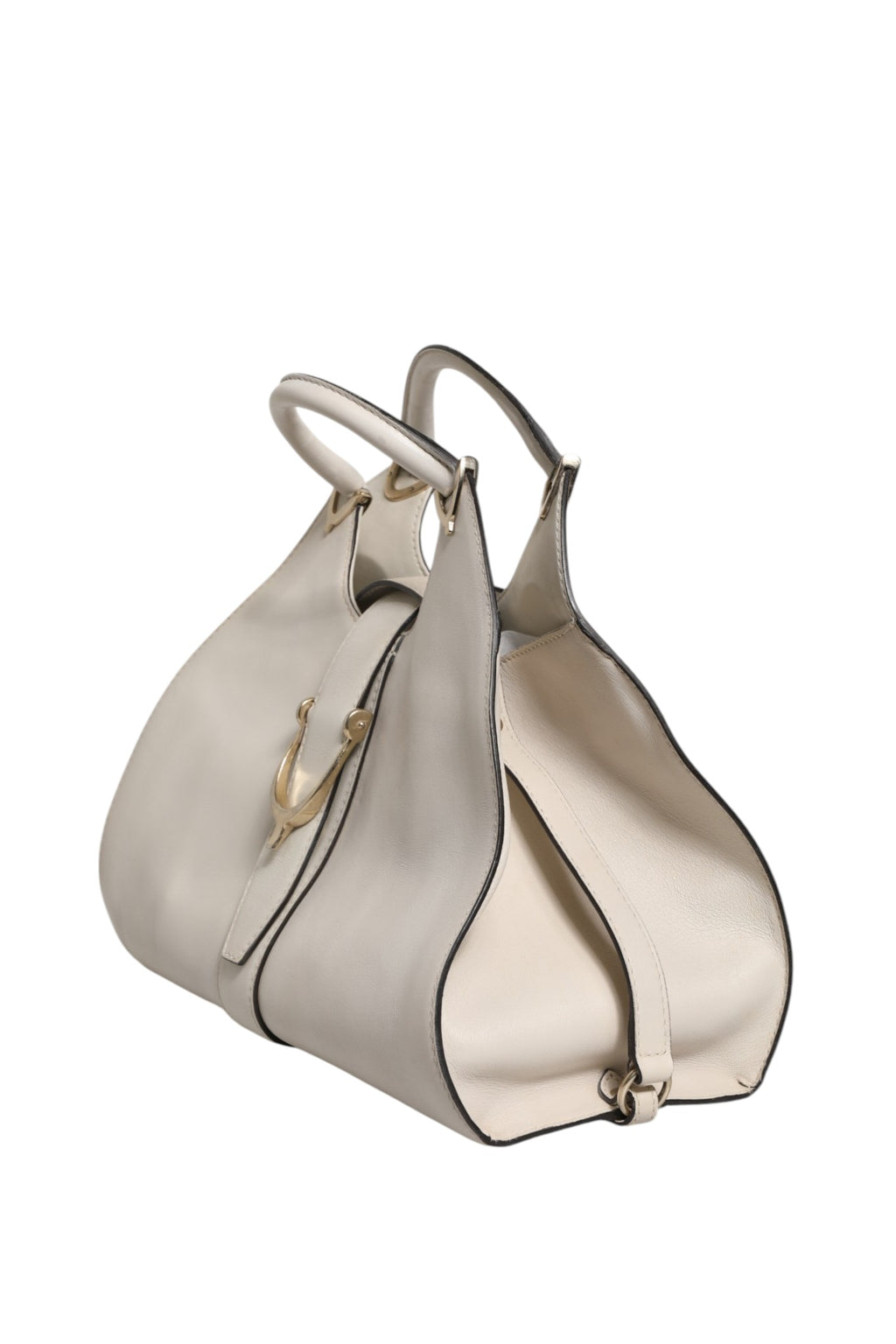 Sac Gucci en cuir blanc avec anse en forme de étrier, sac à main élégant et tendance pour femmes.