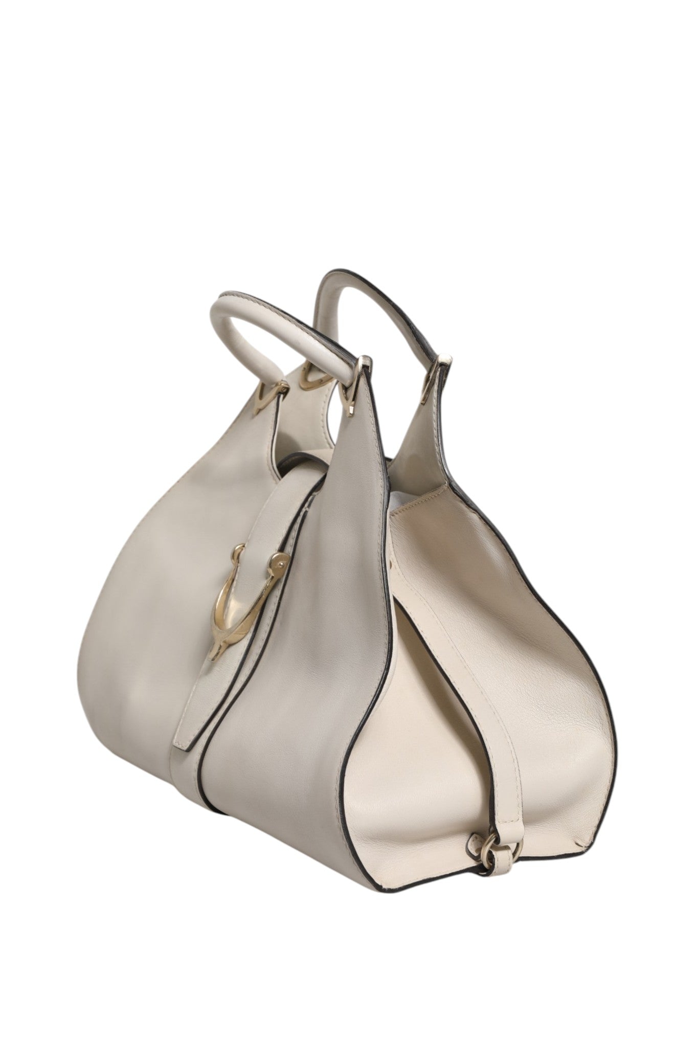 Sac Gucci en cuir blanc avec anse en forme de étrier, sac à main élégant et tendance pour femmes.