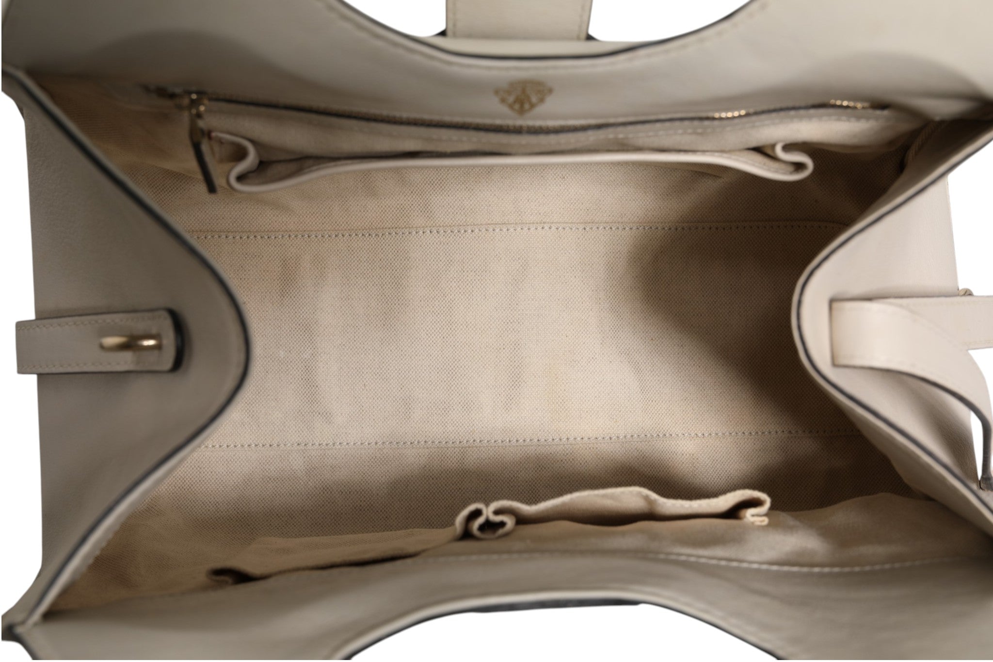 Sac à main Gucci en cuir blanc avec poignée en forme d'arc, style stirrup, élégant et sophistiqué.