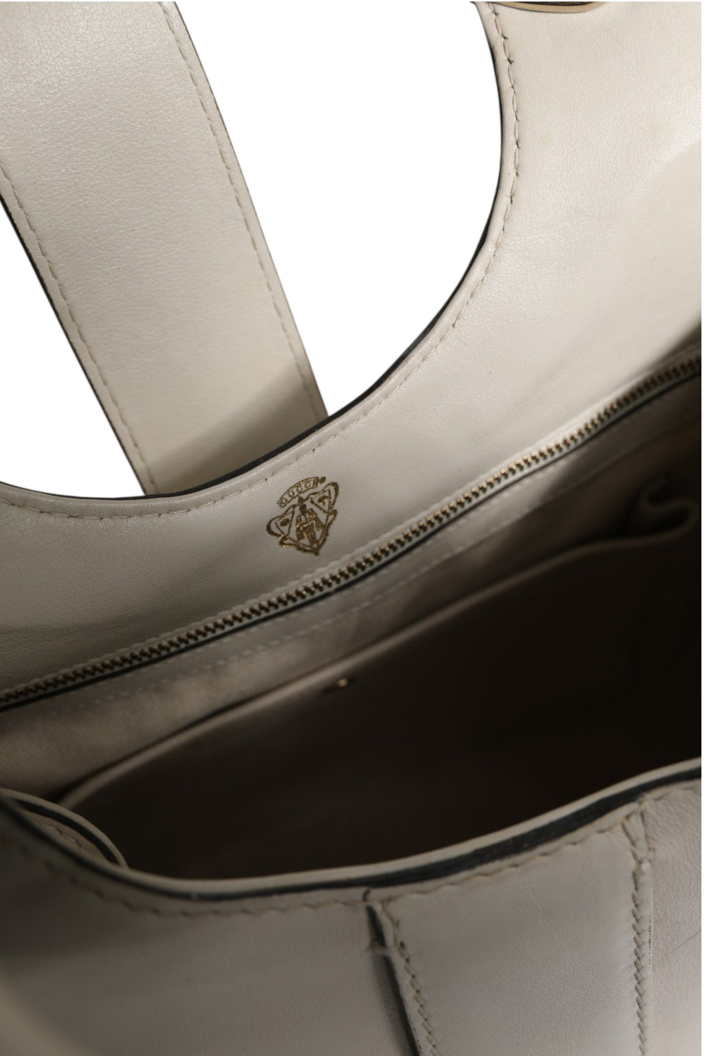 Sac Gucci blanc en cuir avec poignée en forme de étrier, sac à main élégant et sophistiqué, visible avec détails en cuir et design moderne