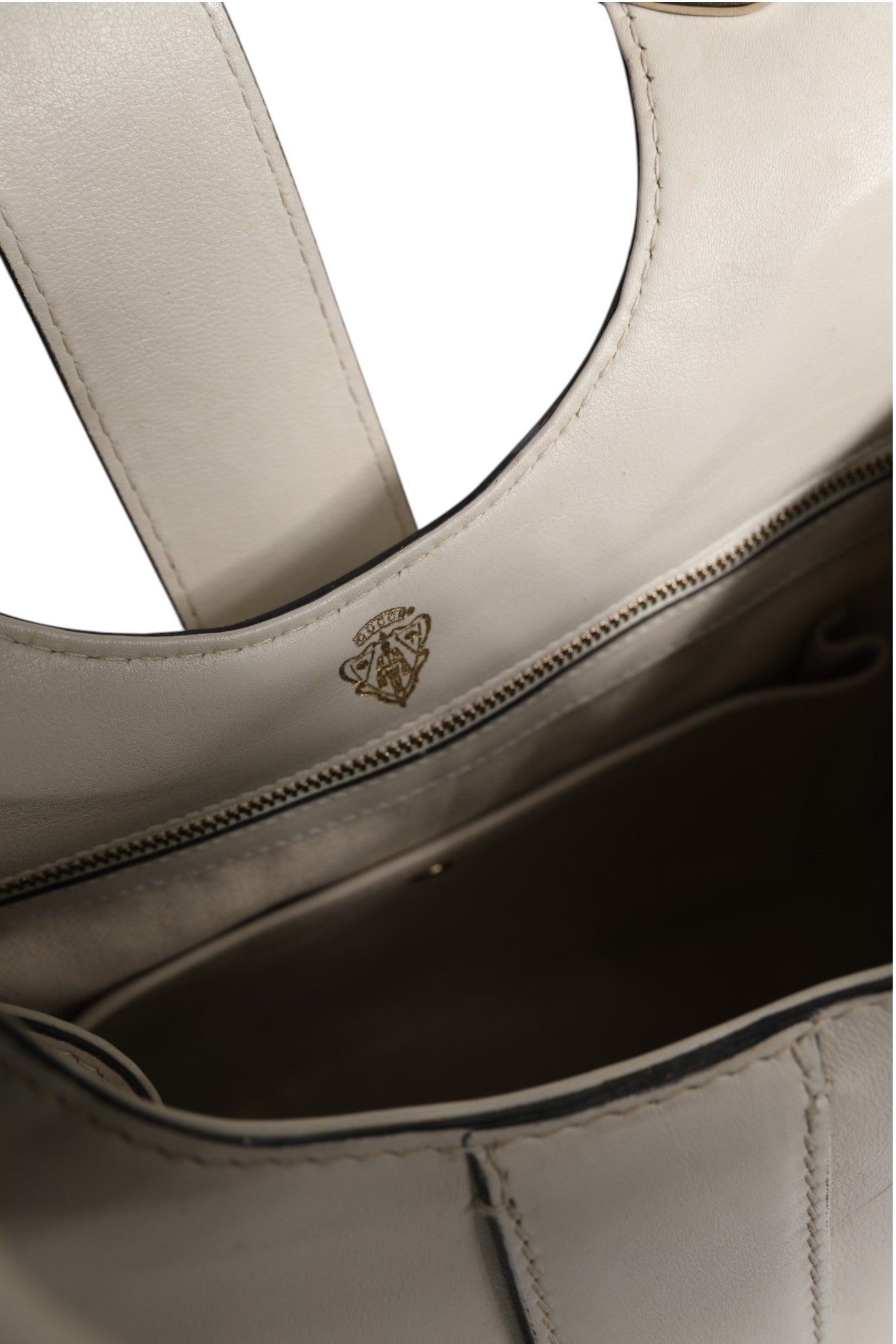 Sac Gucci blanc en cuir avec poignée en forme de étrier, sac à main élégant et sophistiqué, visible avec détails en cuir et design moderne