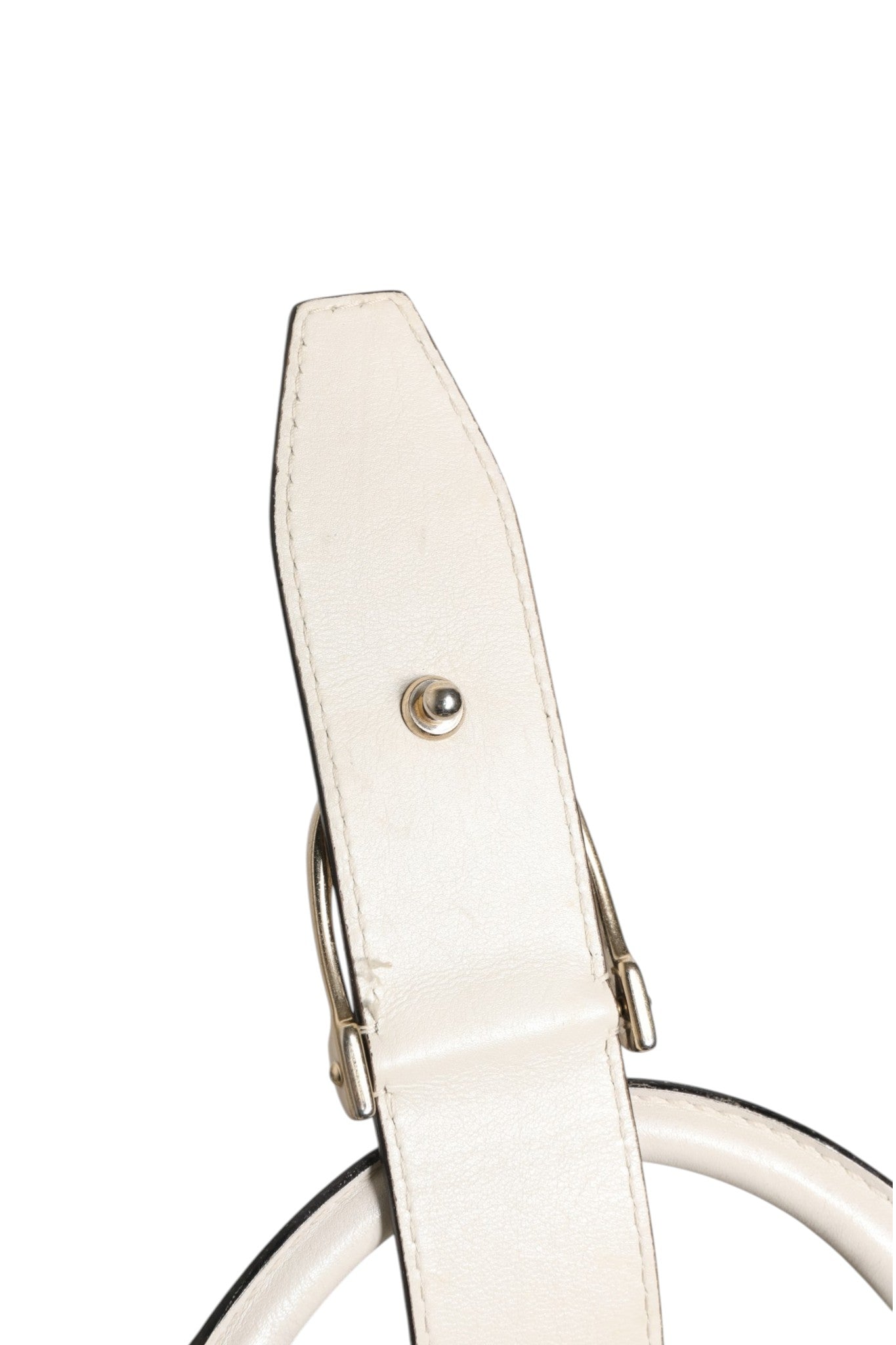 Sac à main Gucci en cuir blanc avec poignée supérieure et boucles en étrier, élégant et sophistiqué.