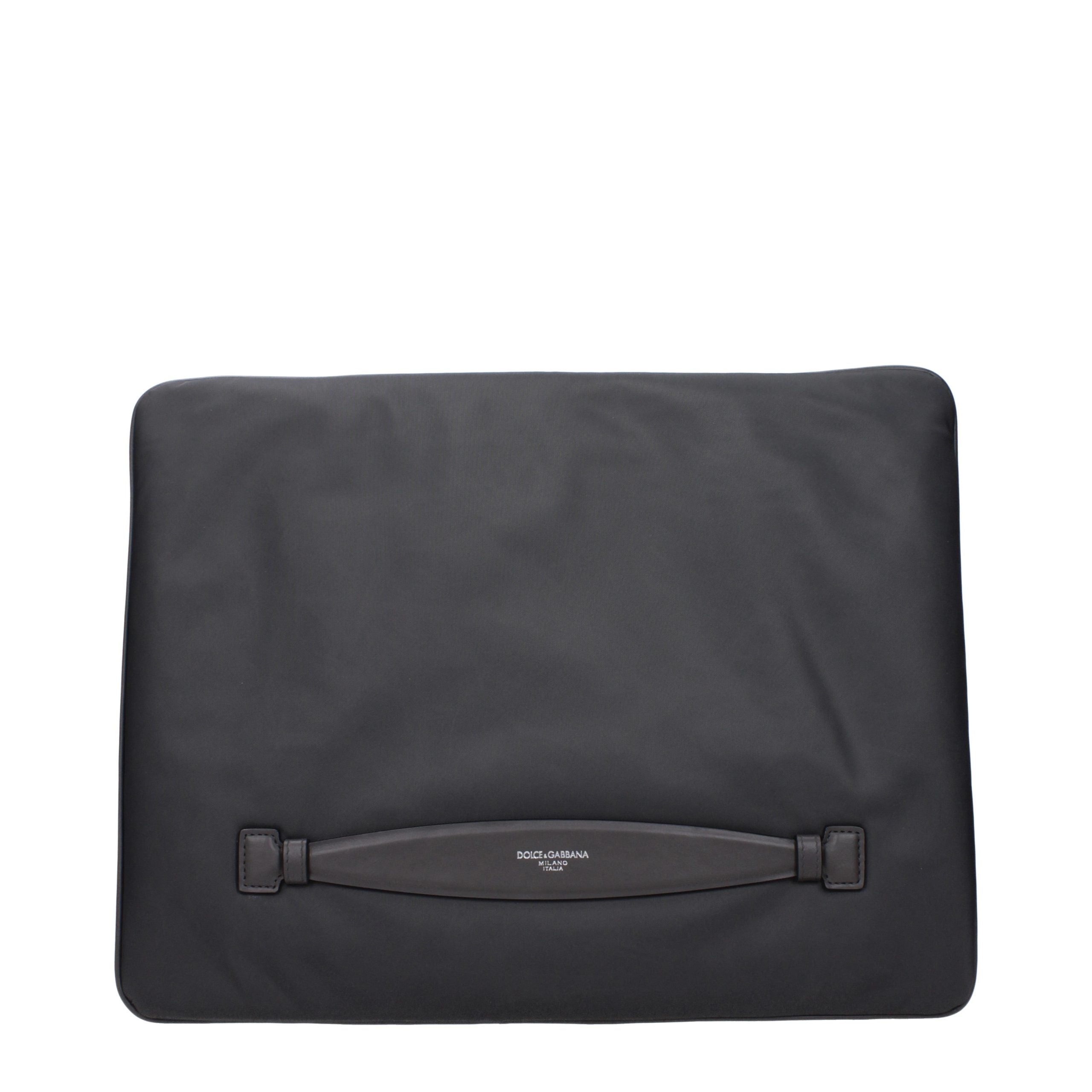 Sac clutch en tissu gris de Dolce & Gabbana, élégant et sophistiqué, avec détails raffinés pour une allure chic.