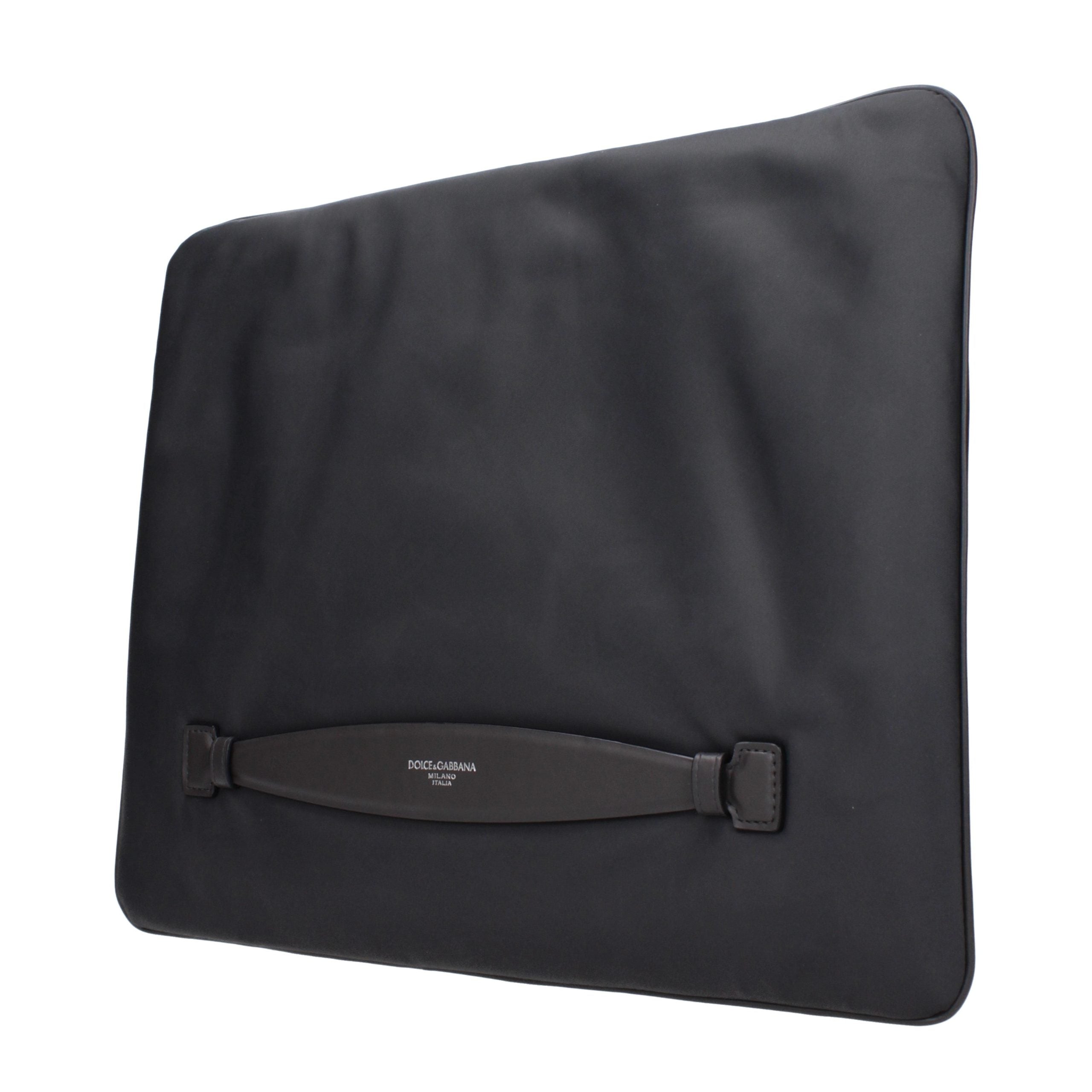 Sac clutch en tissu gris de Dolce & Gabbana, élégante et sophistiquée, avec détails raffinés.