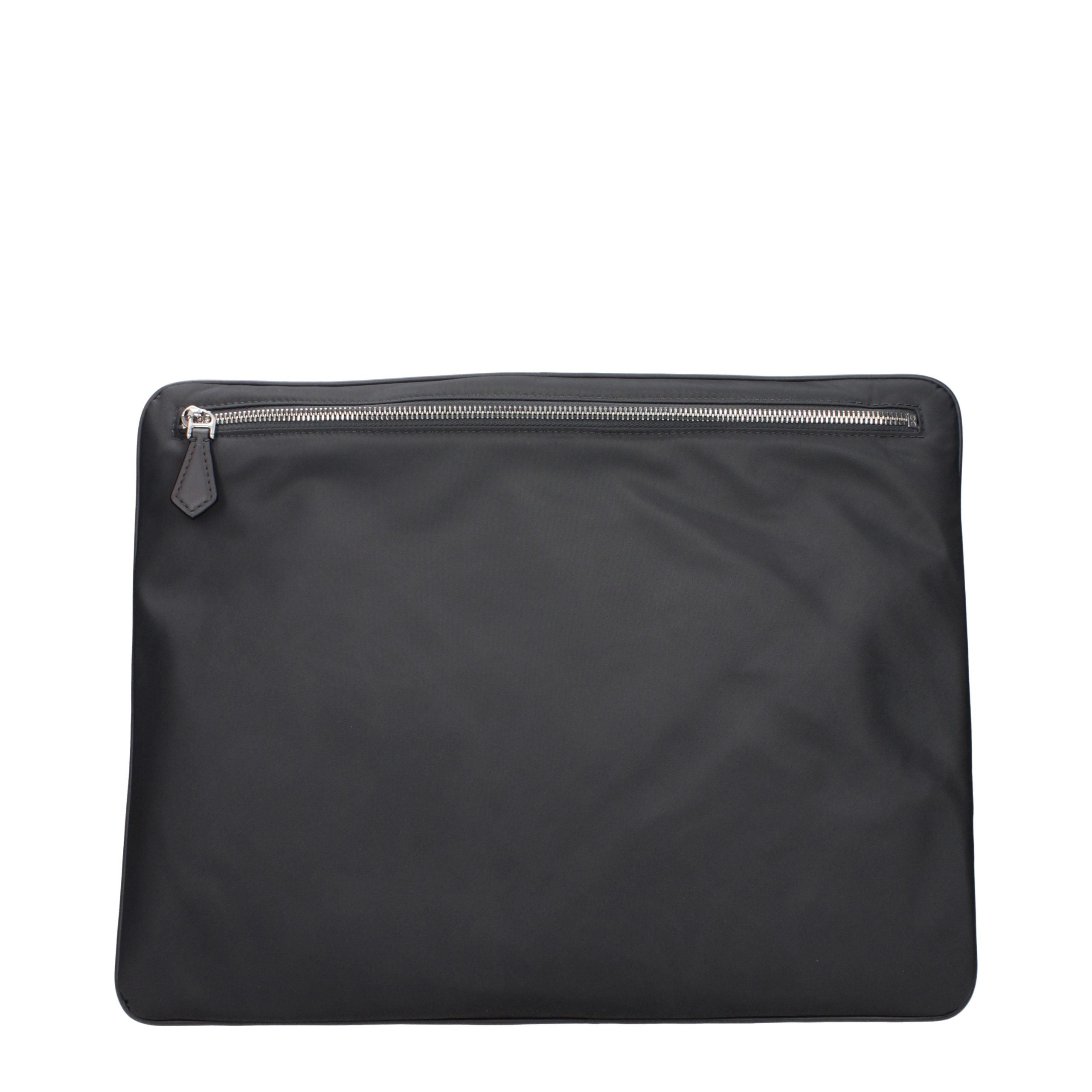 Sac clutch en tissu gris de Dolce & Gabbana, élégant et sophistiqué, avec détails raffinés et finition soignée.