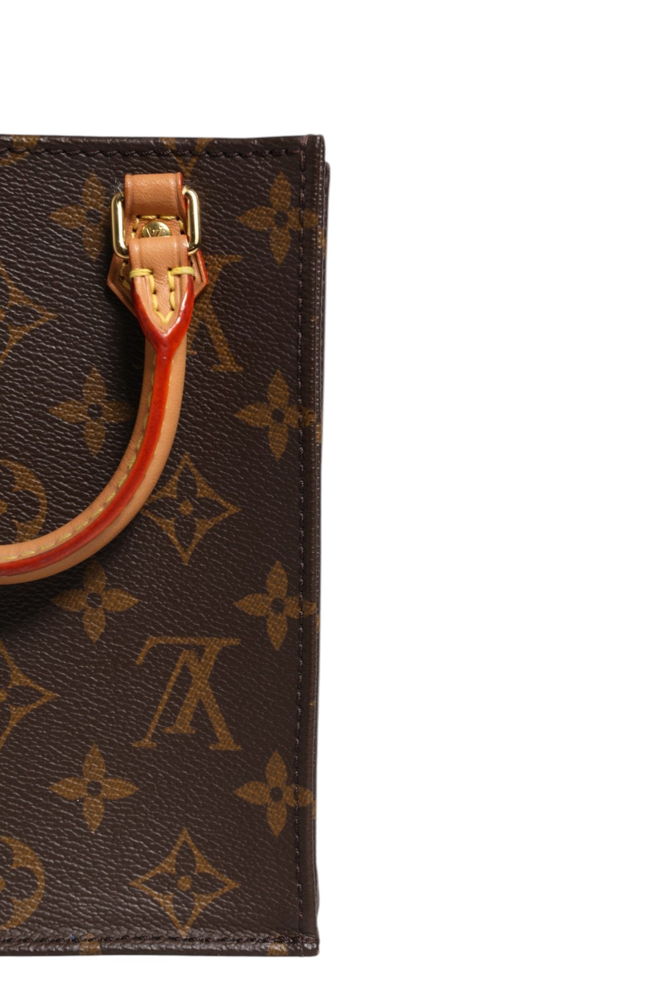 Sac Petit Sac Plat Louis Vuitton en toile Monogram, format compact avec poignées en cuir et fermeture métallique dorée.