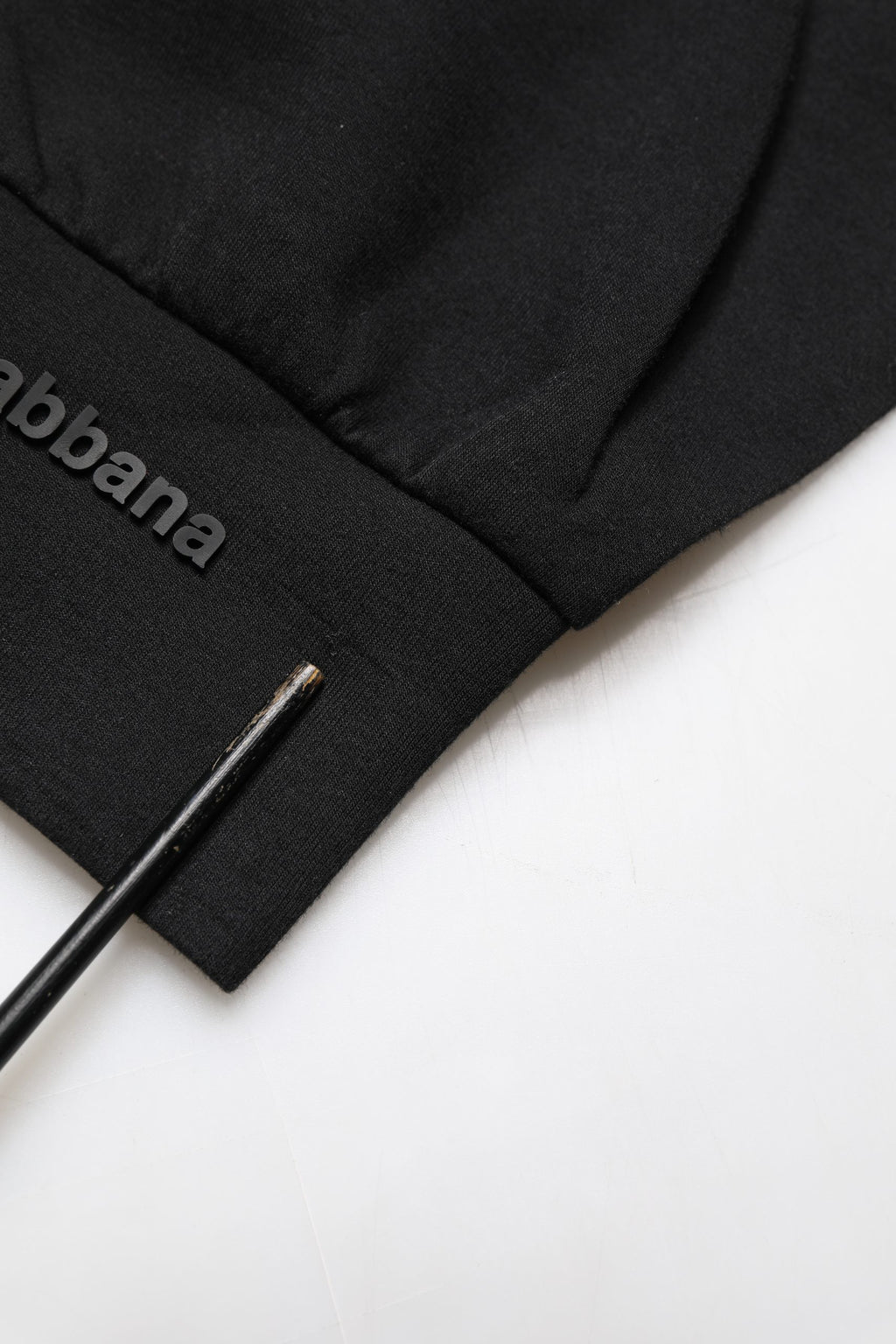 Pull en coton noir Dolce & Gabbana pour homme avec col rond, jersey confortable et style élégant visible sur l'image.