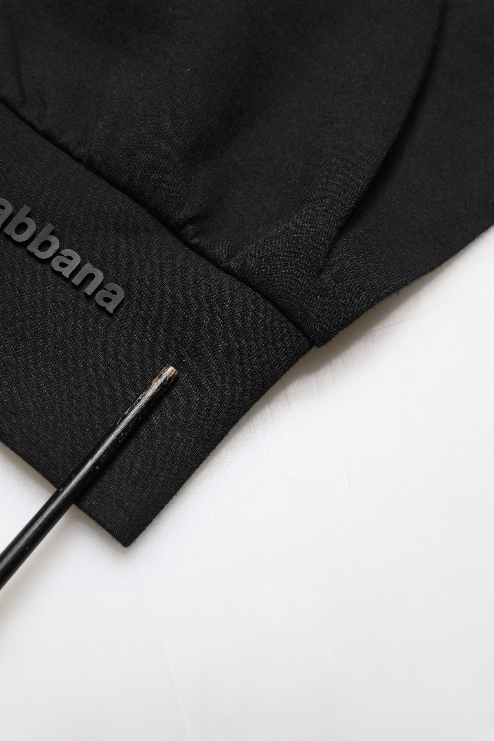 Pull en coton noir Dolce & Gabbana pour homme avec col rond, jersey confortable et style élégant visible sur l'image.
