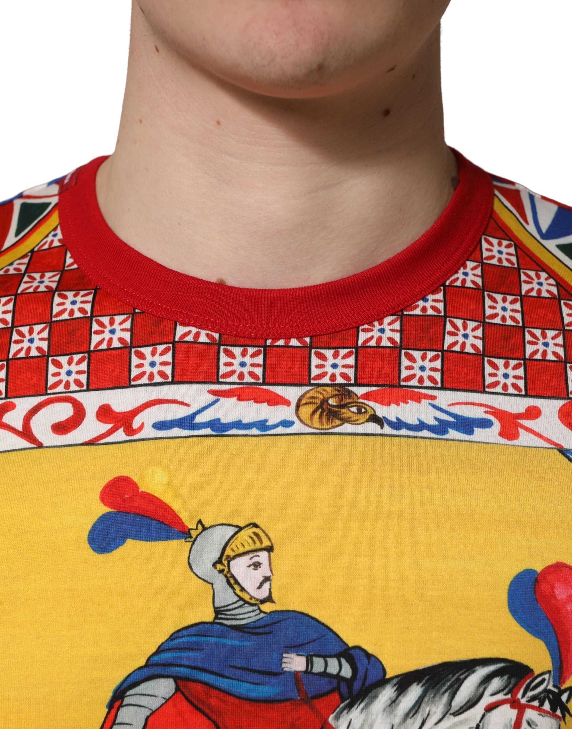 T-shirt à col rond Dolce & Gabbana avec imprimé multicolore Carretto, motif traditionnel italien, tissu léger et confortable.