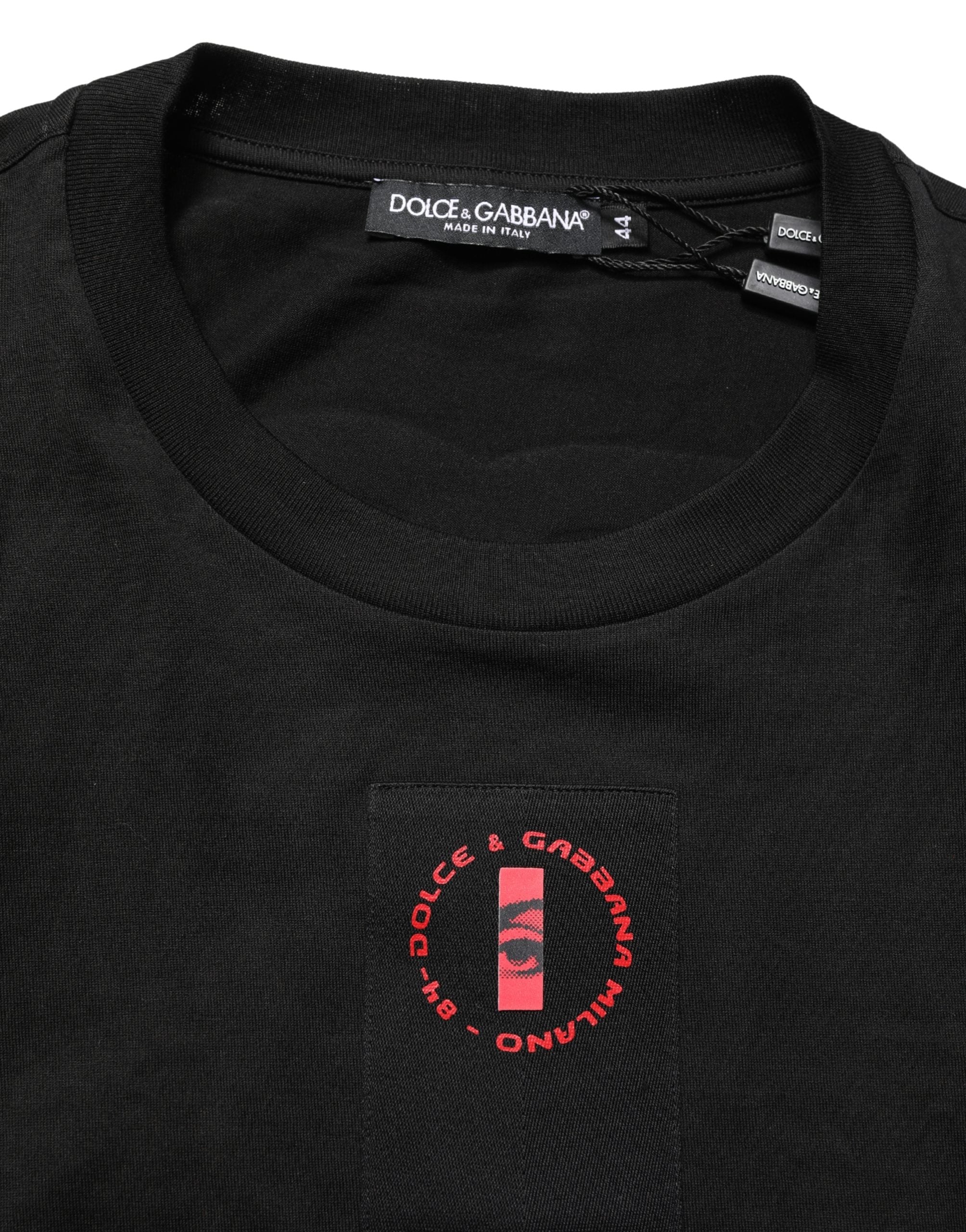T-shirt Dolce & Gabbana en coton noir avec logo, col rond, patch logo sur la poitrine, style décontracté et moderne.