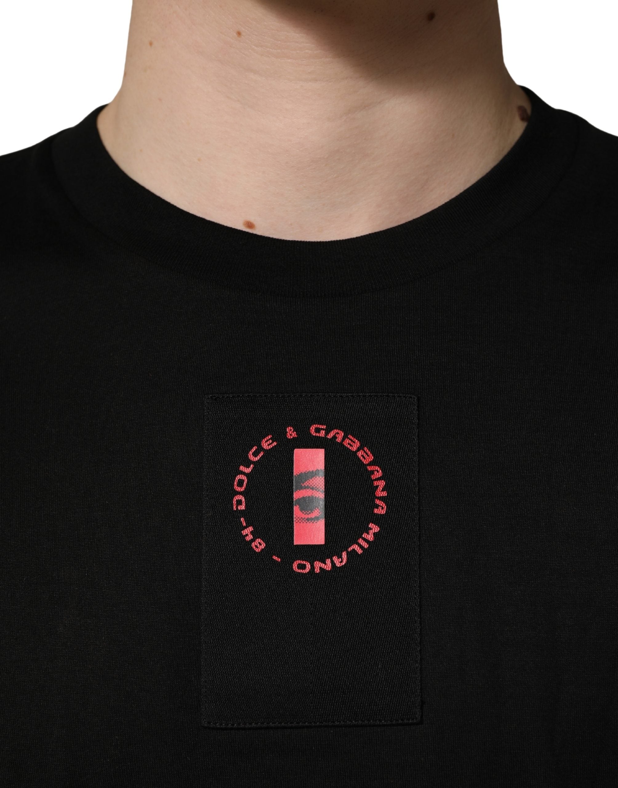 T-shirt Dolce & Gabbana en jersey de coton noir avec logo et patch sur le col rond, mode masculine élégante.