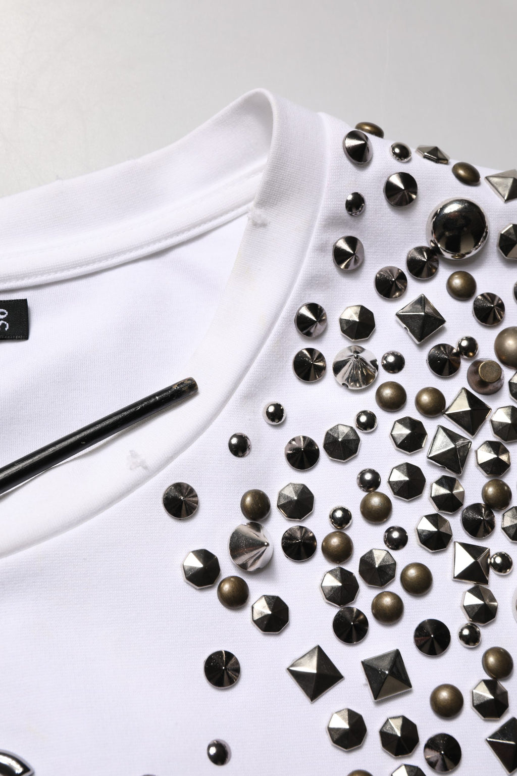 T-shirt sans manches Dolce & Gabbana blanche avec rhinestones, col rond, vue de face.