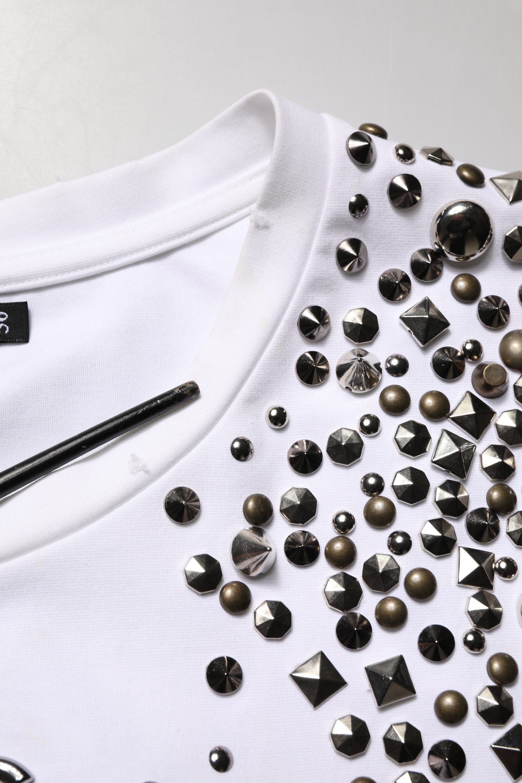 T-shirt sans manches Dolce & Gabbana blanche avec rhinestones, col rond, vue de face.
