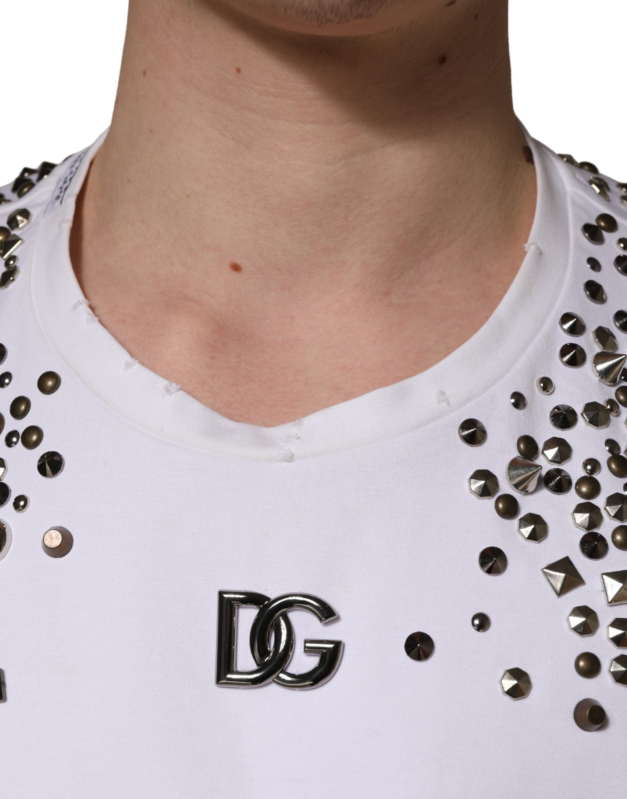 T-shirt sans manches Dolce & Gabbana blanche avec strass, col rond, style élégant et moderne, visible en gros plan.