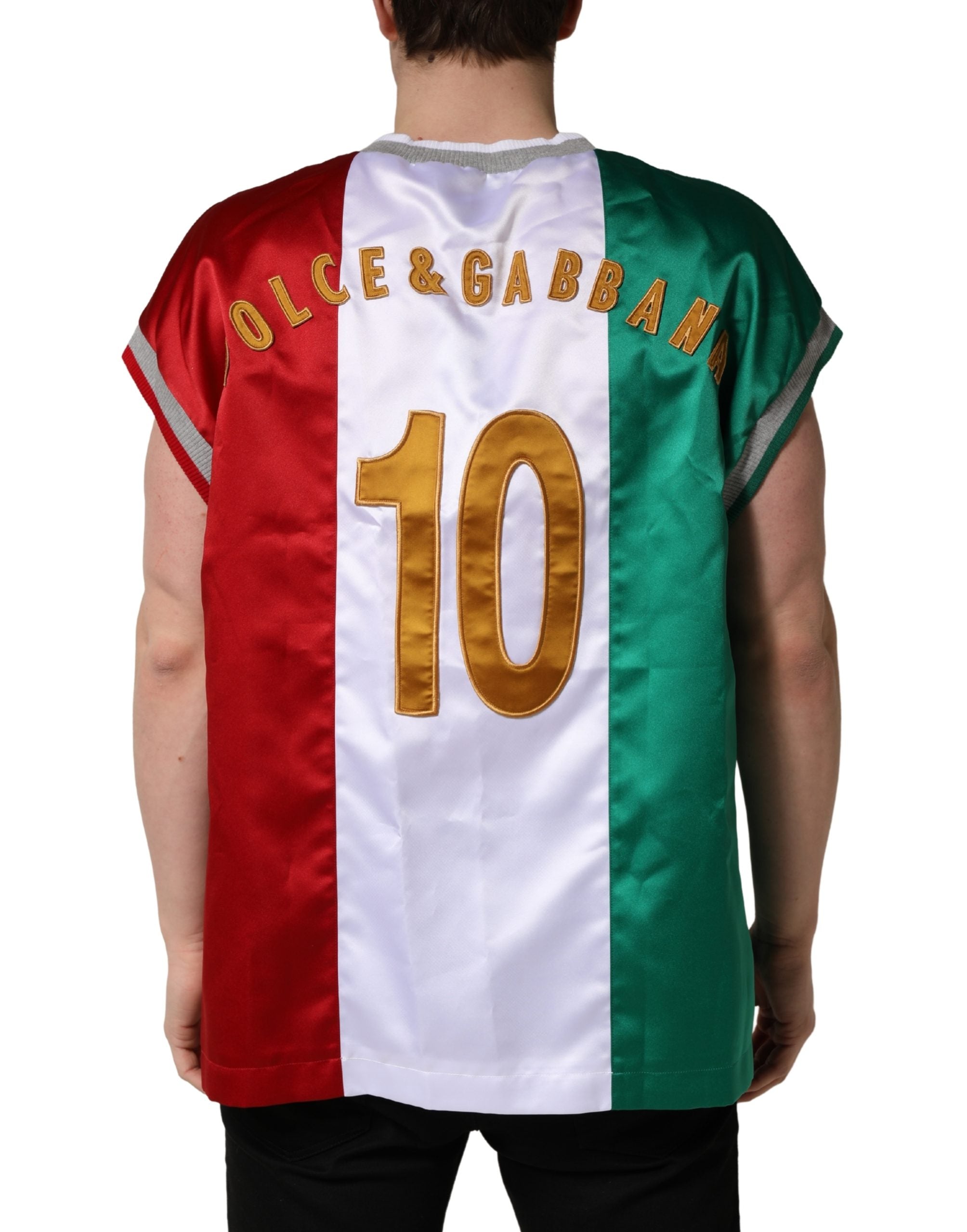 T-shirt à col rond Dolce & Gabbana multicolore avec logo italien DG, en coton, visible sur le mannequin.