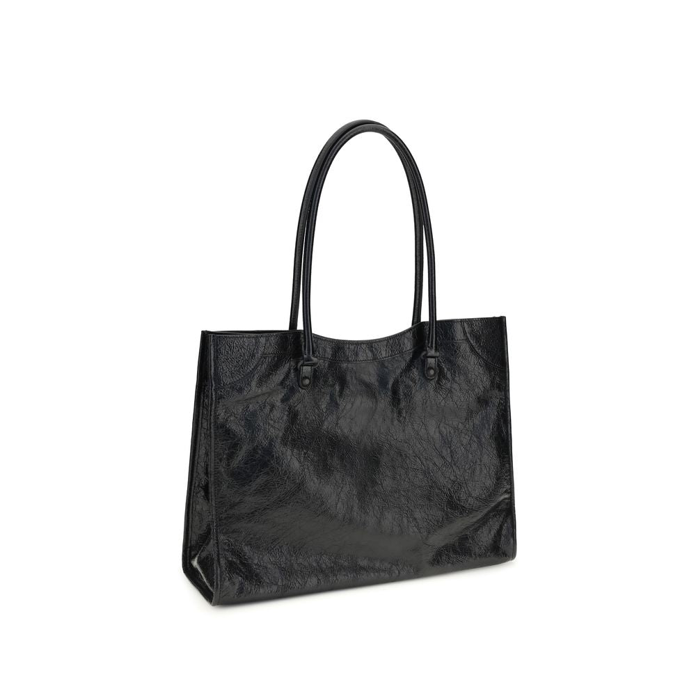 Sac à épaules Balenciaga en cuir d'agneau noir, design élégant avec détails sophistiqués, visible dans l'image.