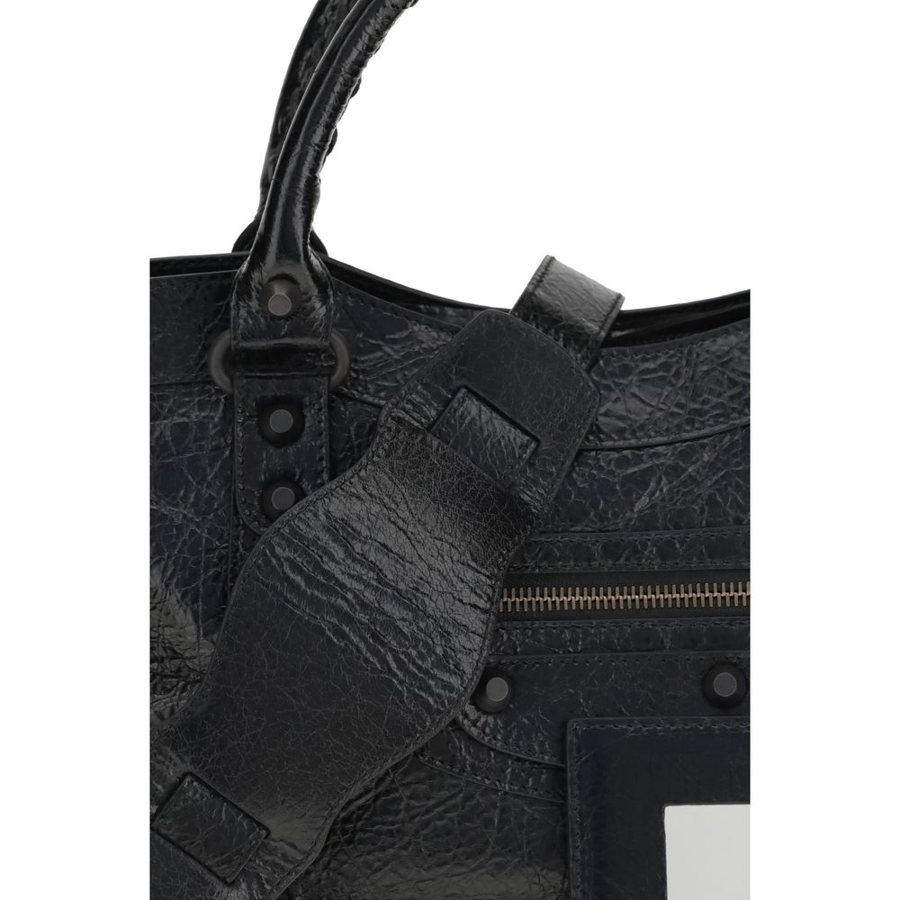 Sac à épaule Balenciaga en cuir d'agneau noir, design élégant et sophistiqué, avec détails modernes et logo subtil.
