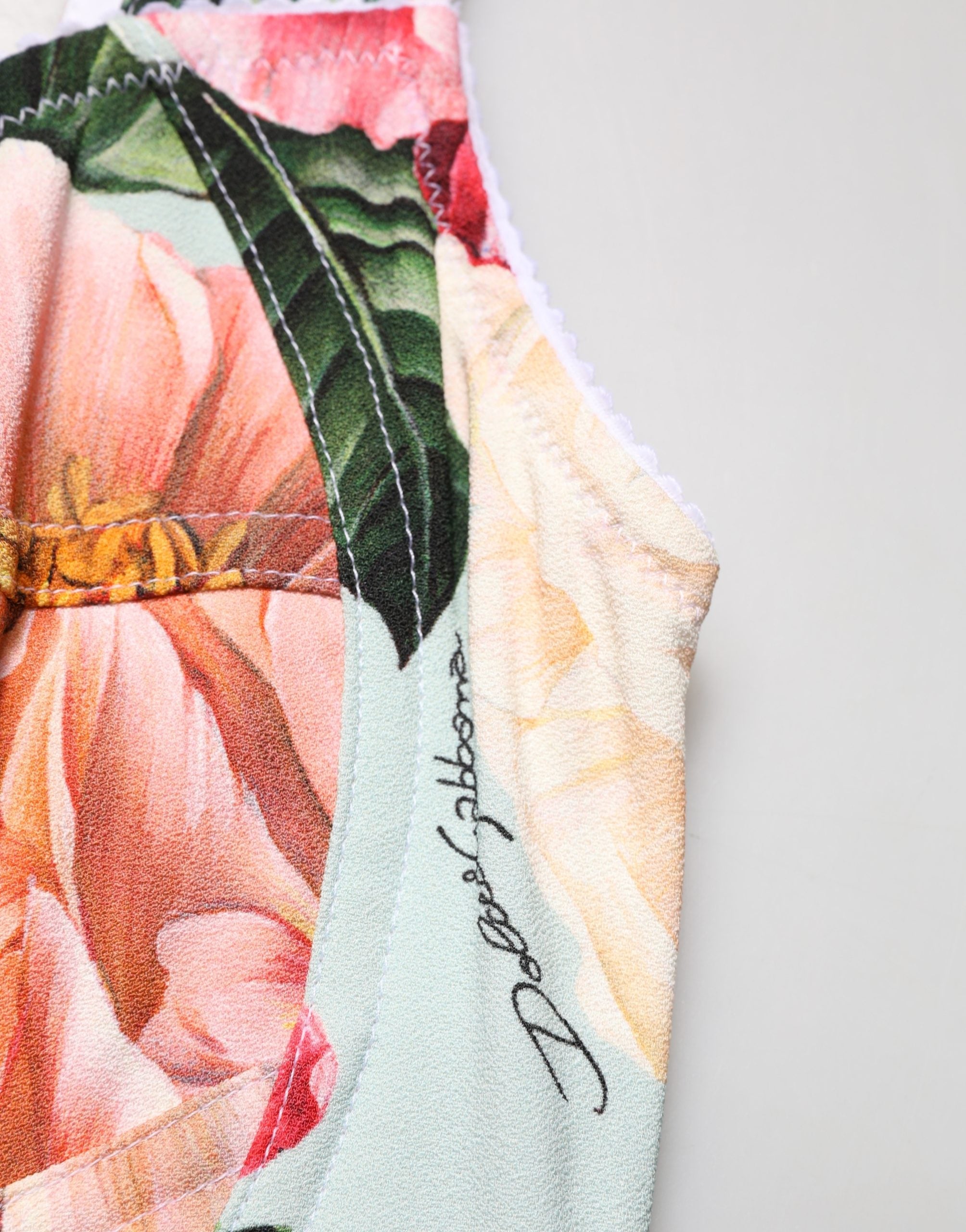 Robe portefeuille en viscose à fleurs multicolores de Dolce & Gabbana, coupe ajustée et élégante, motif floral vibrant.