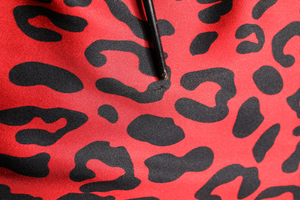 Robe longue en soie rouge à imprimé léopard Dolce & Gabbana avec fente sur le côté, style élégant et sophistiqué.
