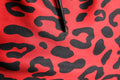 Robe longue en soie rouge à imprimé léopard Dolce & Gabbana avec fente sur le côté, style élégant et sophistiqué.