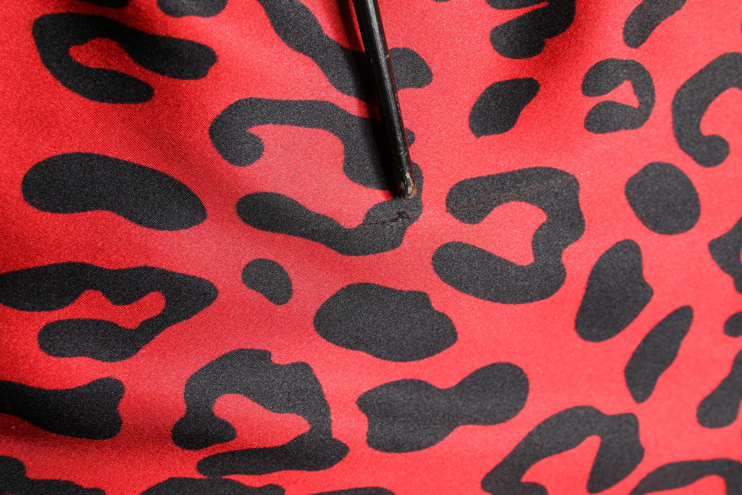 Robe longue en soie rouge à imprimé léopard Dolce & Gabbana avec fente sur le côté, style élégant et sophistiqué.