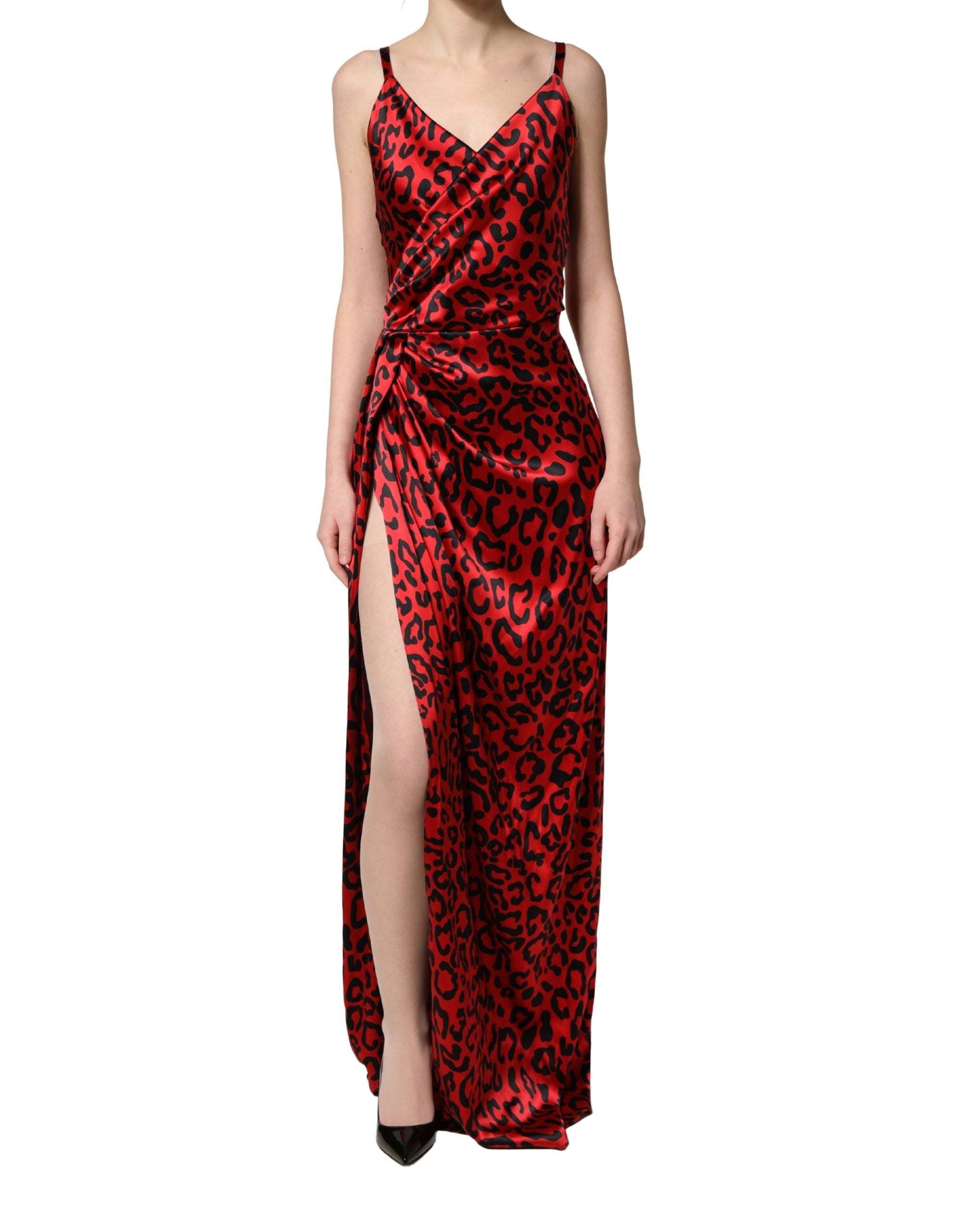 Robe longue en soie rouge à imprimé léopard Dolce & Gabbana avec fente sur le côté, style élégant et sophistiqué.