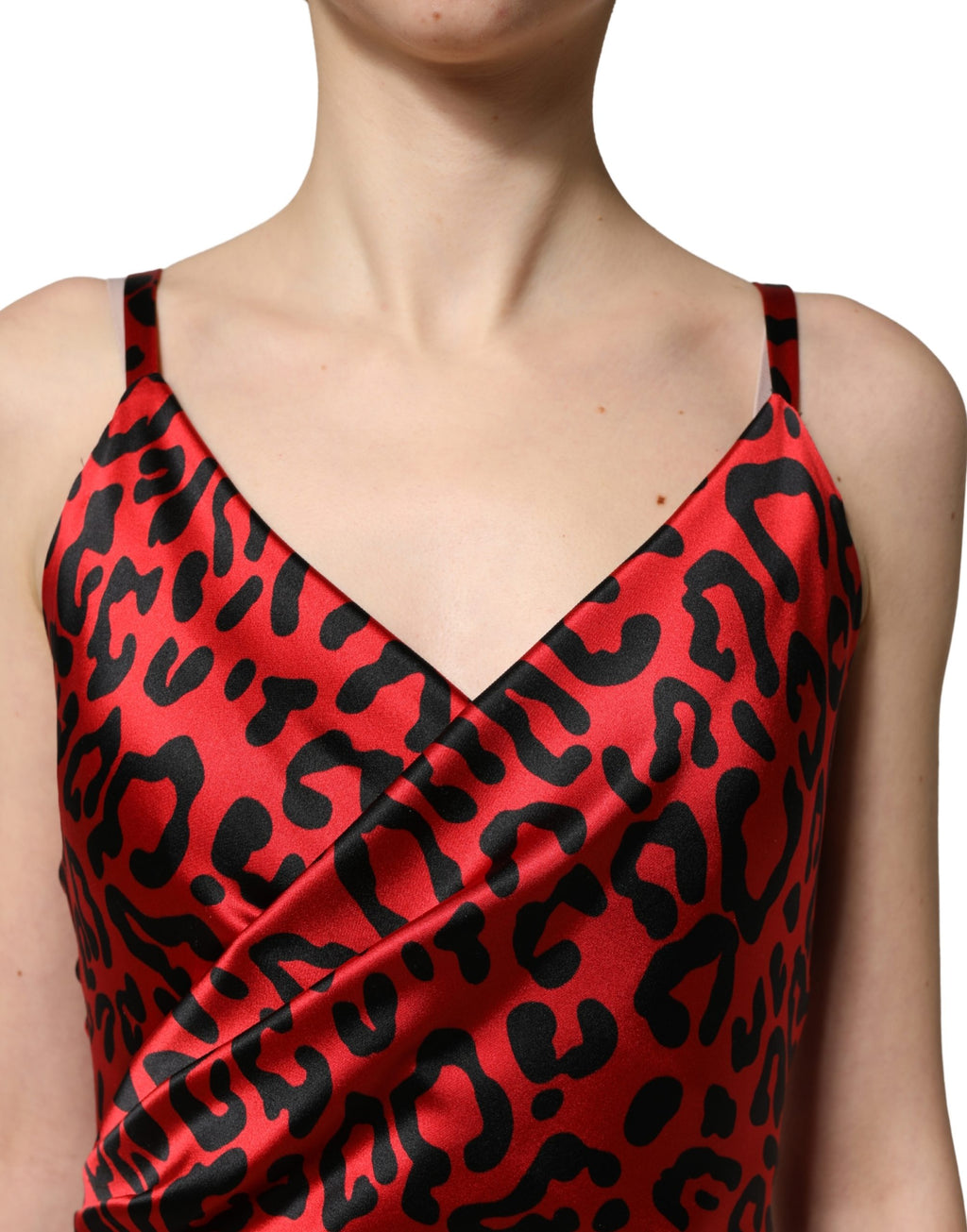 Robe longue en soie rouge à imprimé léopard et fente latérale, style maxi, de la marque Dolce & Gabbana.