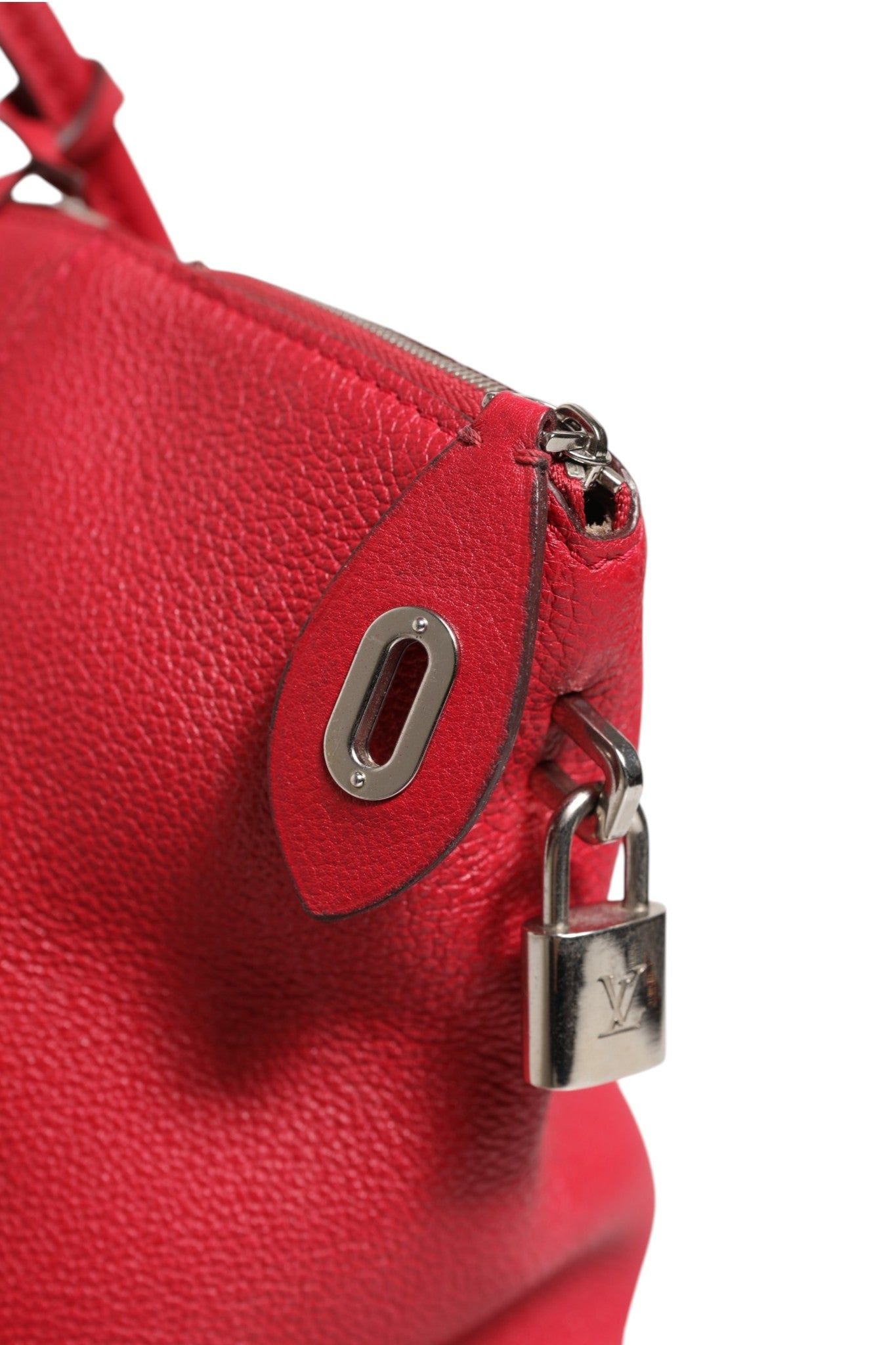 Sac bandoulière Louis Vuitton Lockit MM en cuir Taurillon Griotte, élégant et doux, vue de face avec fermeture et détails visibles