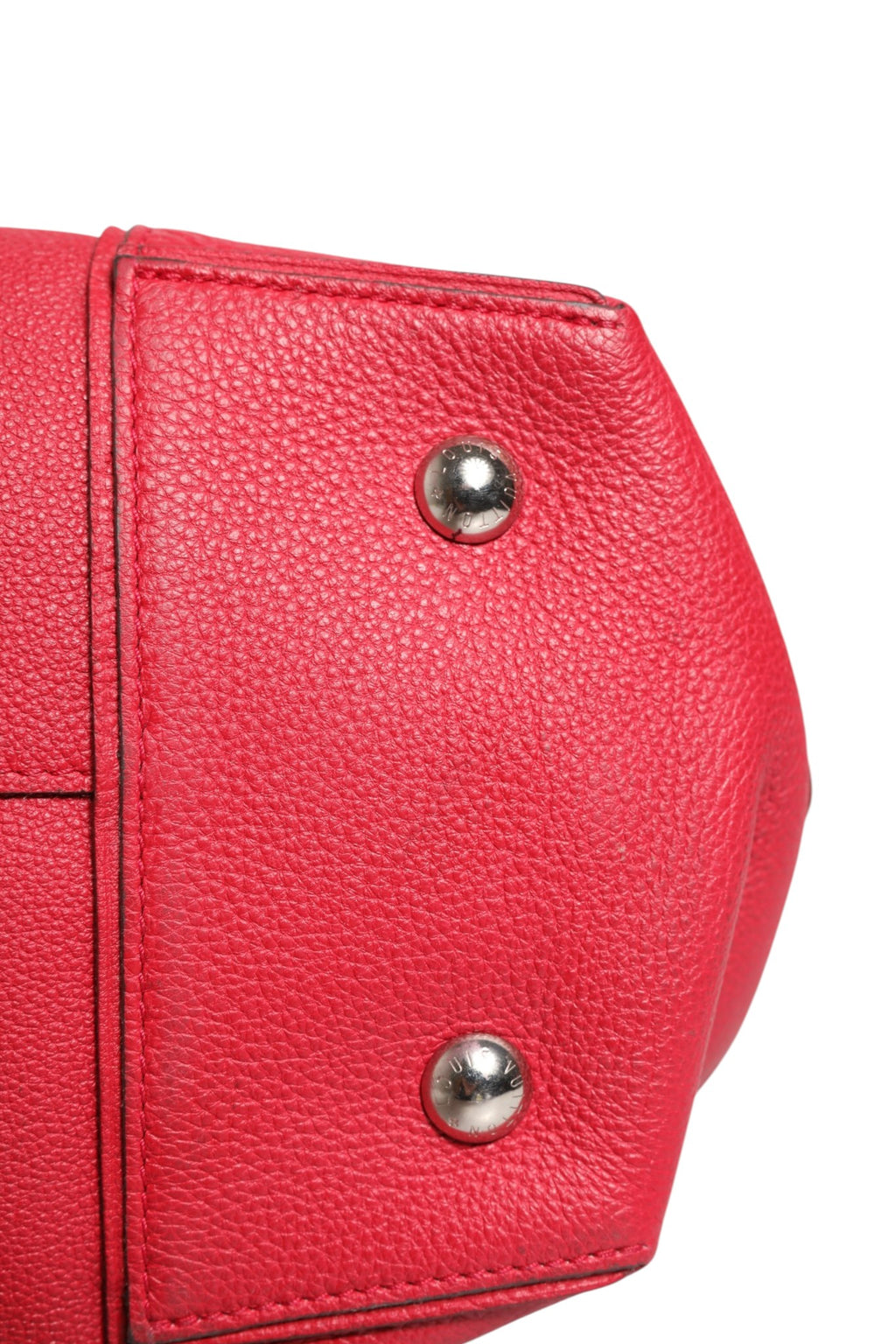 Sac bandoulière Louis Vuitton Griotte en cuir Taurillon doux Lockit MM avec fermeture sécurisée et finition élégante.