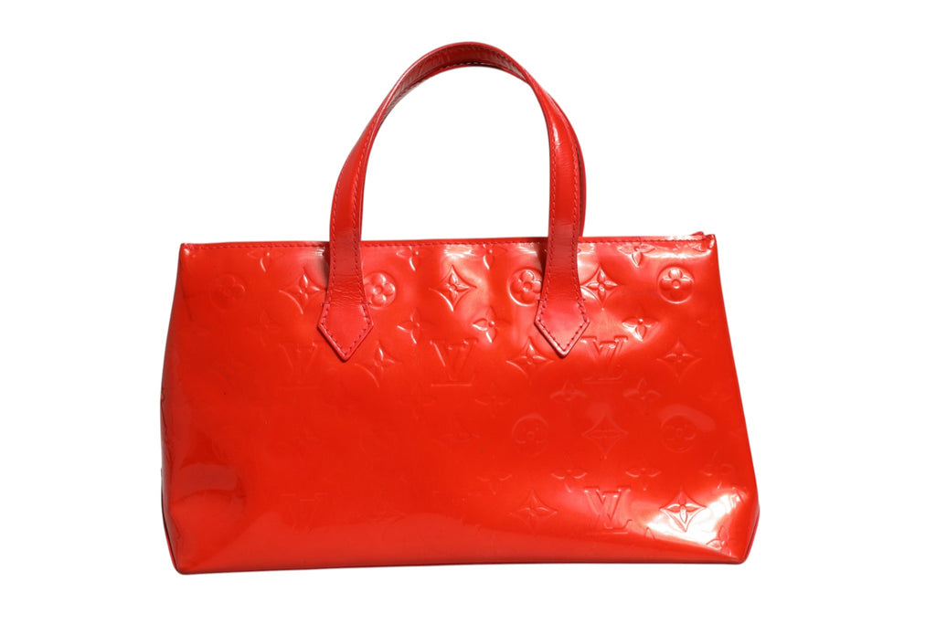 Sac Louis Vuitton Wilshire PM en vernis rouge avec monogramme, vue de face, détails visibles, élégant et moderne.