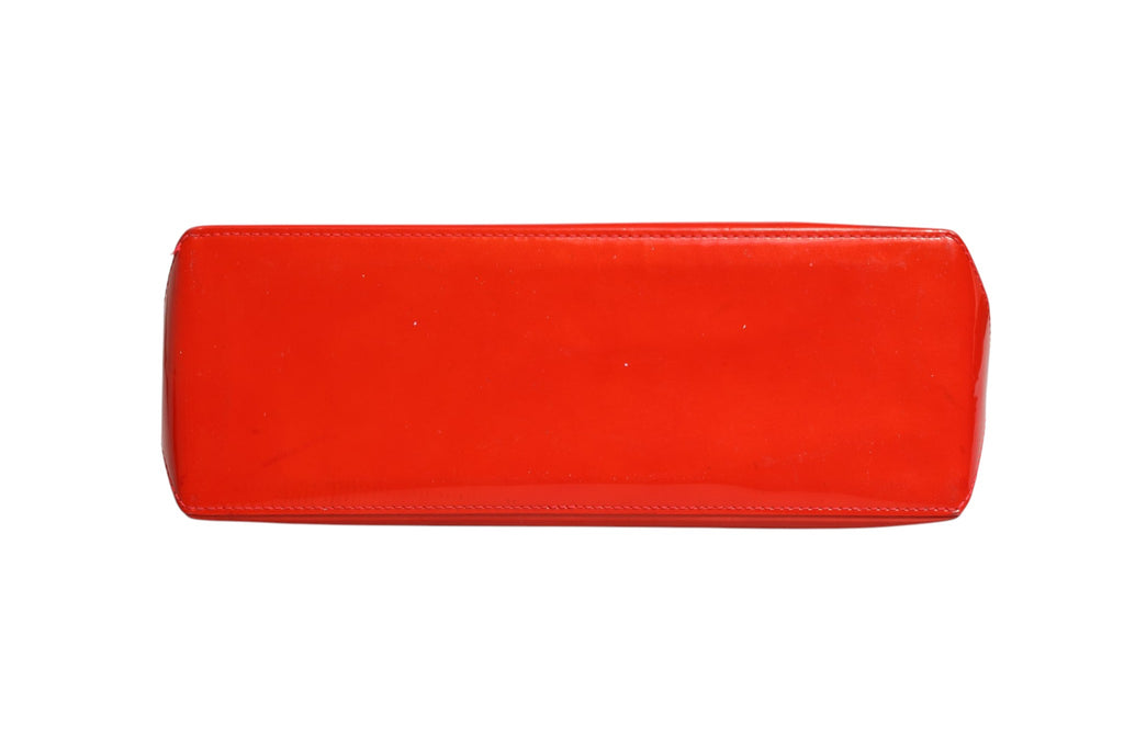 Sac Louis Vuitton Wilshire PM en monogramme Vernis rouge, élégant et brillant, avec poignées en cuir et logo emblématique.