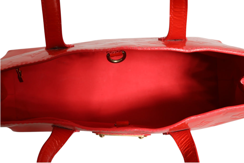 Sac Louis Vuitton Wilshire PM en monogramme Vernis rouge, élégant et brillant, avec poignées en cuir et fermeture métallique.