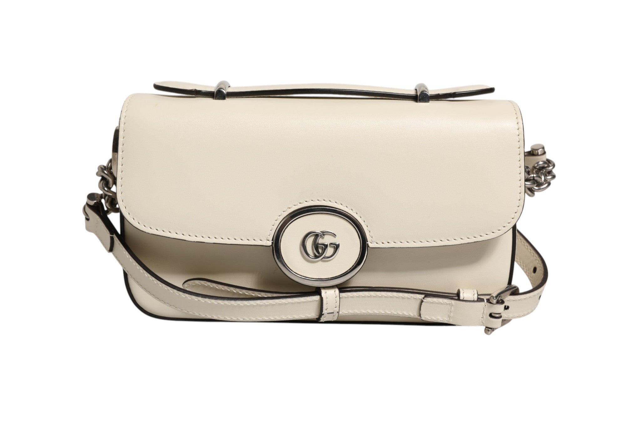 Sac à épaule Gucci Petite GG Flap avec logo emblématique en cuir matelassé et chaîne dorée, vue de face.