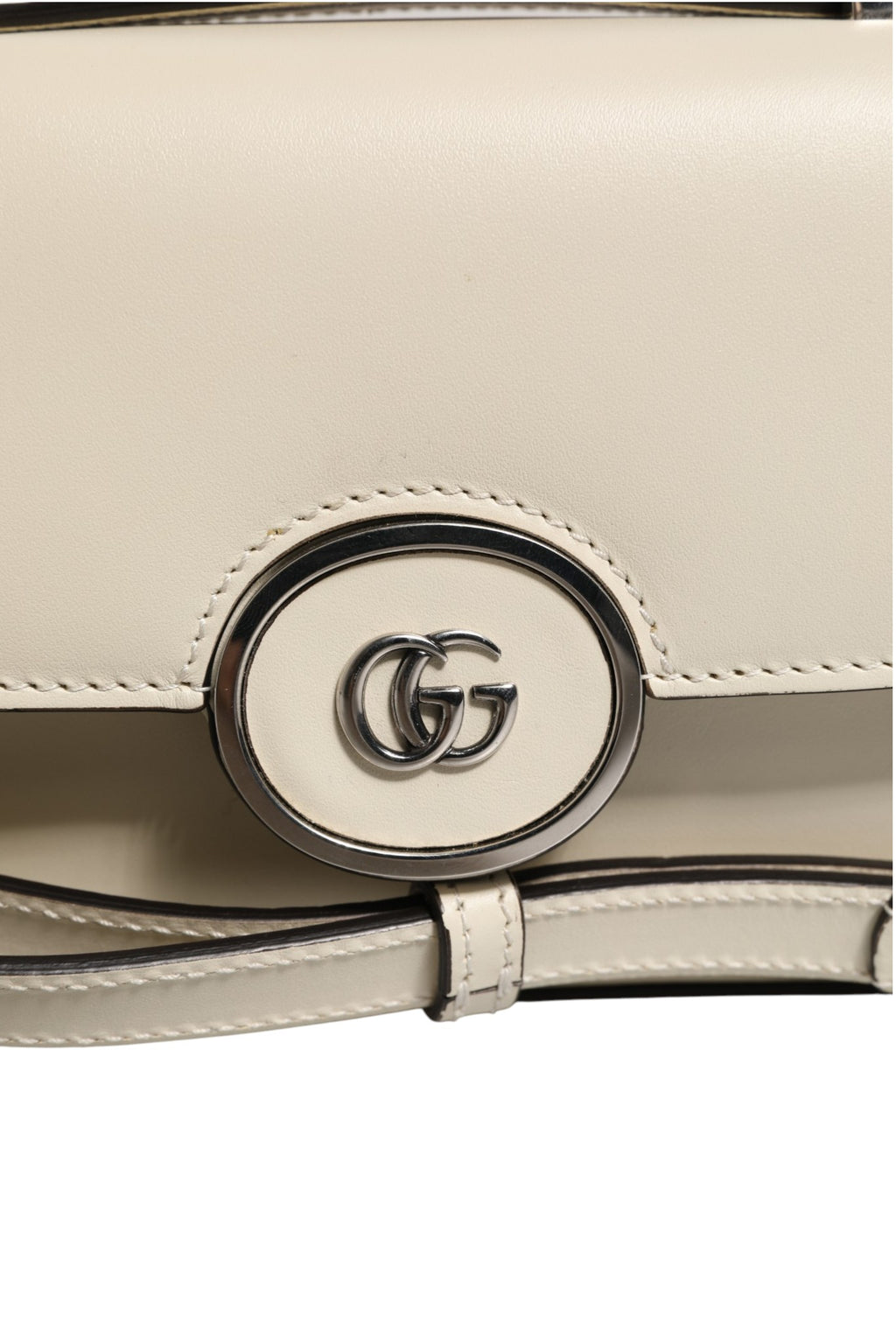 Sac à bandoulière Gucci Petite GG Flap avec logo en cuir et chaîne métallique, vue de face.