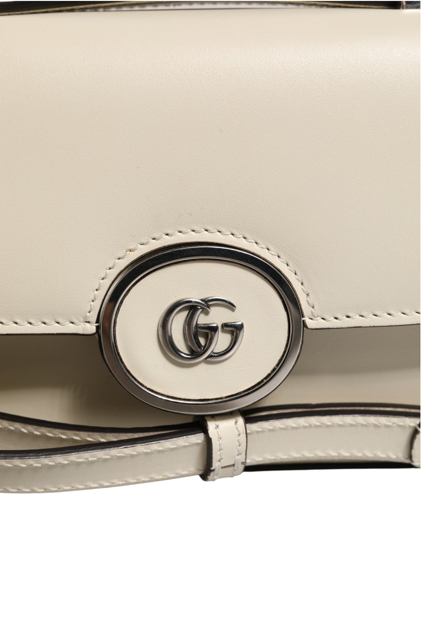 Sac à bandoulière Gucci Petite GG Flap avec logo en cuir et chaîne métallique, vue de face.