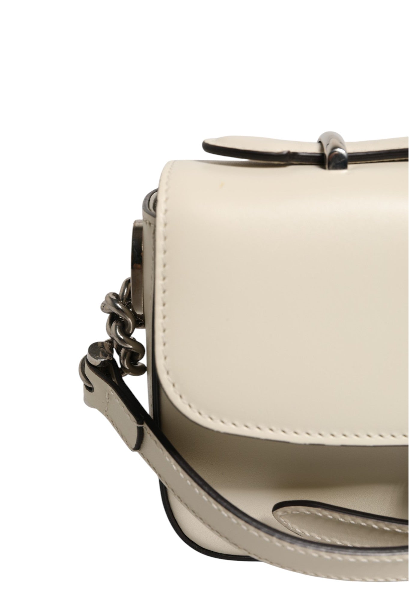 Sac à bandoulière Gucci Petite GG Flap en cuir avec logo en or et fermeture à rabat, élégance et style sophistiqué.